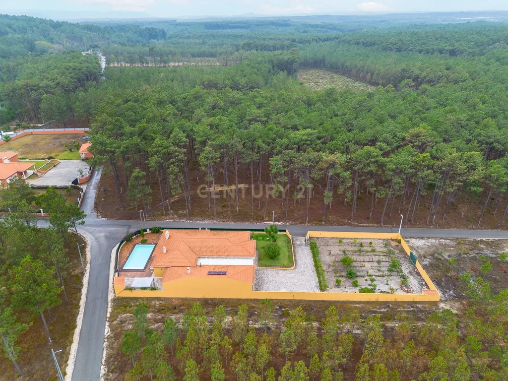 Moradia térrea isolada com piscina - Image 1