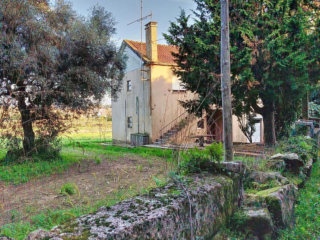 Moradia com 5 quartos em Santa Marta de Portuzelo com Amplo Espaço e Potencial - Image 4