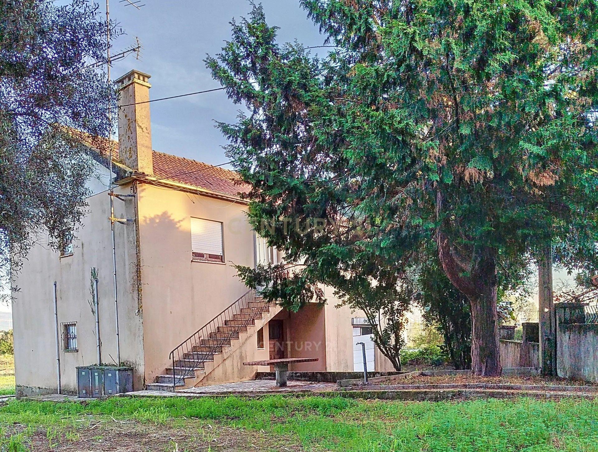 Moradia com 5 quartos em Santa Marta de Portuzelo com Amplo Espaço e Potencial - Image 1