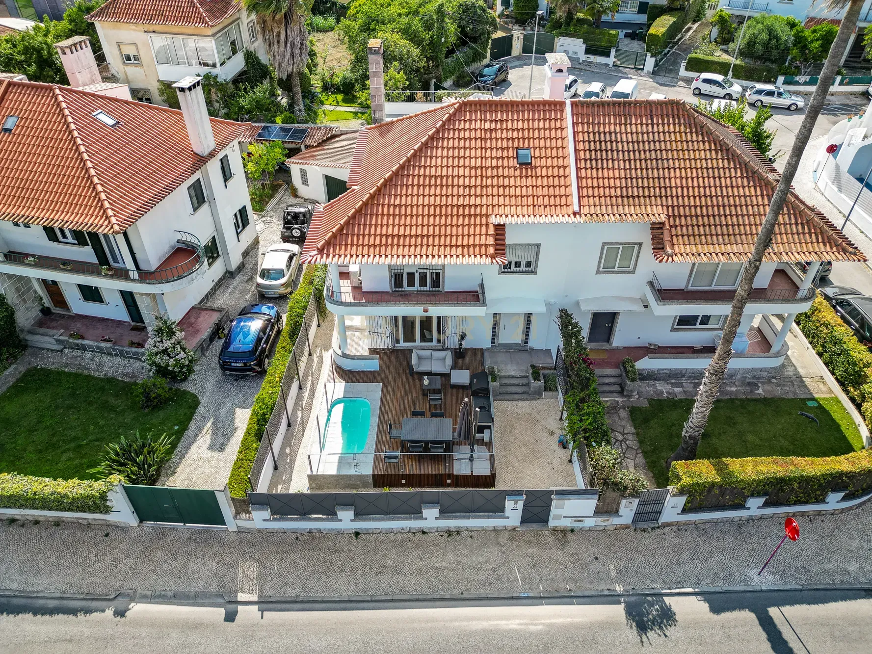 Moradia T4+1 com piscina, terraço e garagem perto da praia - Image 2