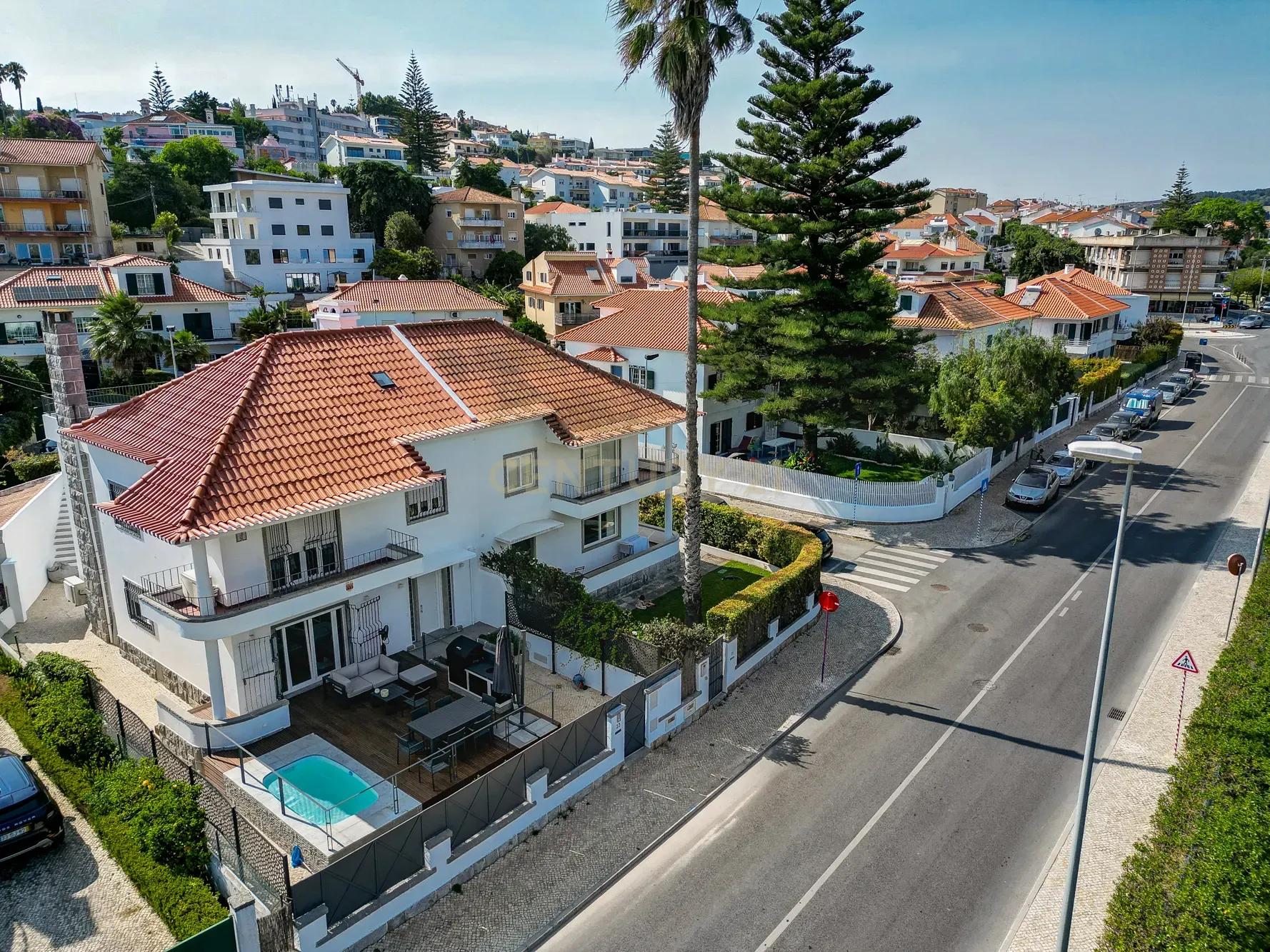Moradia T4+1 com piscina, terraço e garagem perto da praia - Image 1