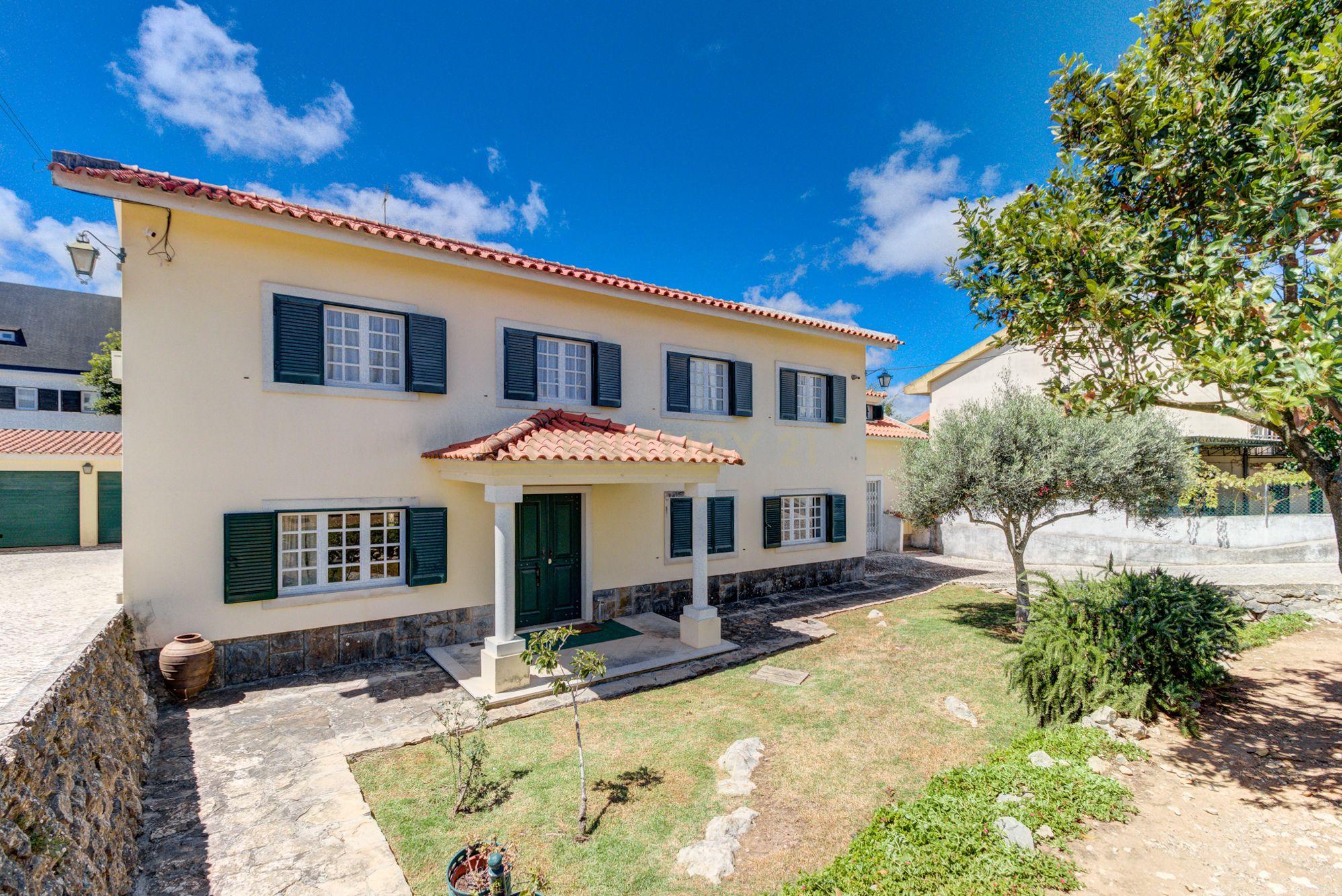 Moradia T4 no Bairro Residencial Casais de Mem-Martins - Image 1