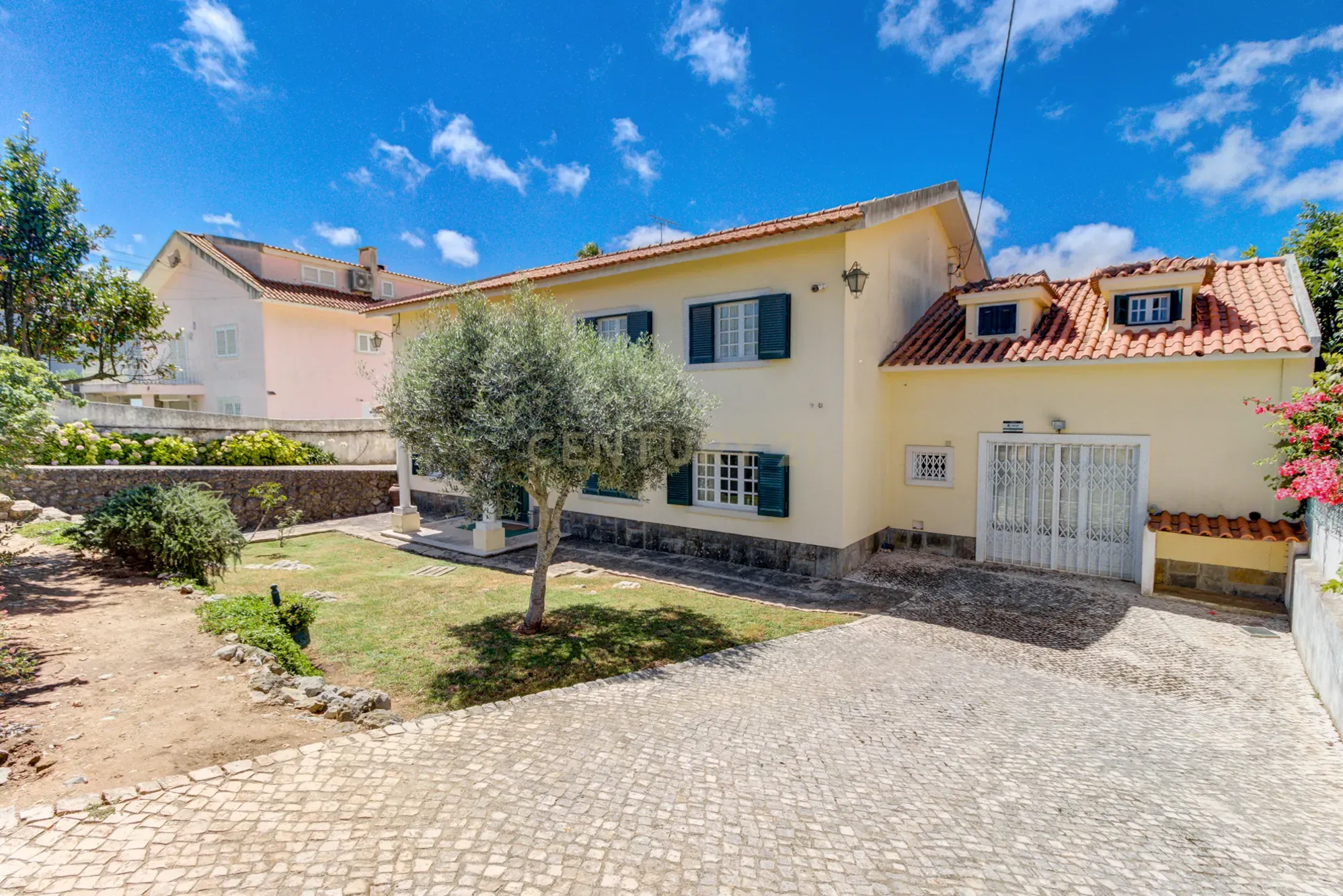 Moradia T4 no Bairro Residencial Casais de Mem-Martins - Image 2