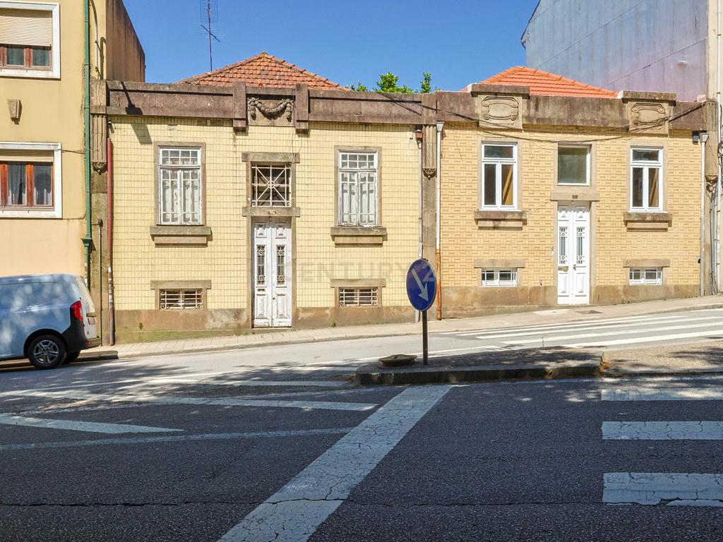 Moradia para reabilitação com projecto ou viabilidade para construção em altura - Image 2