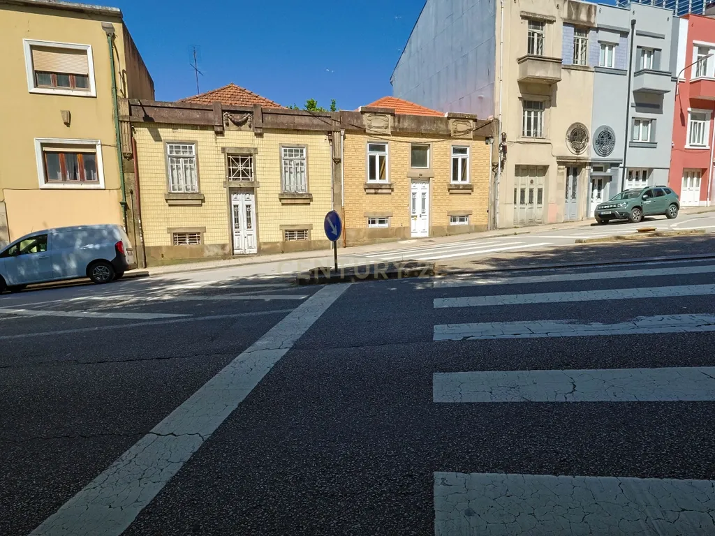Moradia para reabilitação com projecto ou viabilidade para construção em altura - Image 1