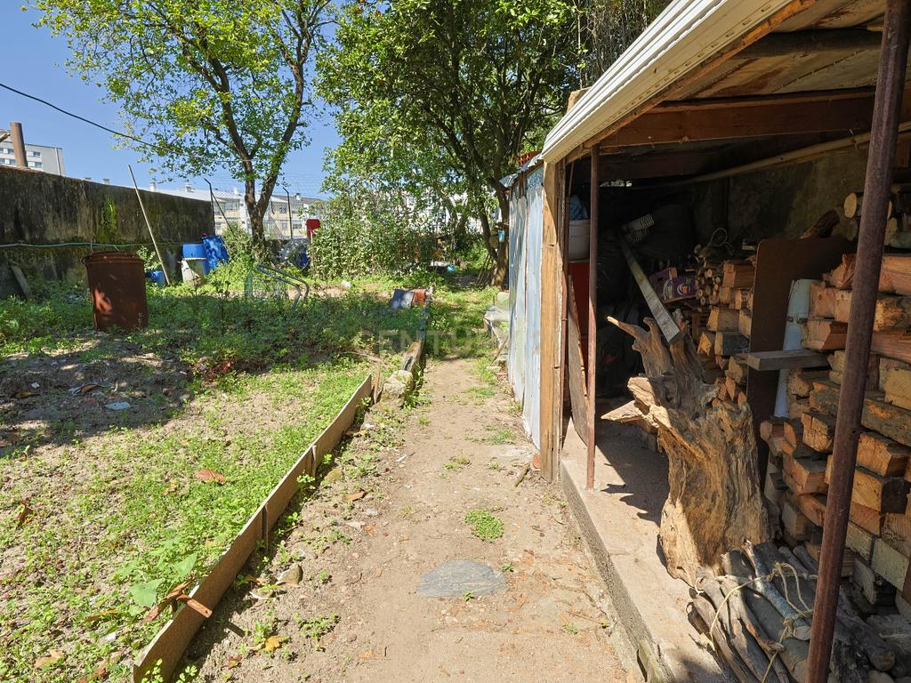 Moradia para reabilitação com projecto ou viabilidade para construção em altura - Image 17
