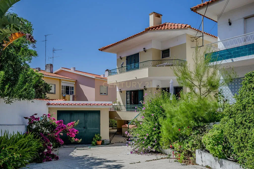 Moradia para Remodelar em São Pedro do Estoril - Image 1