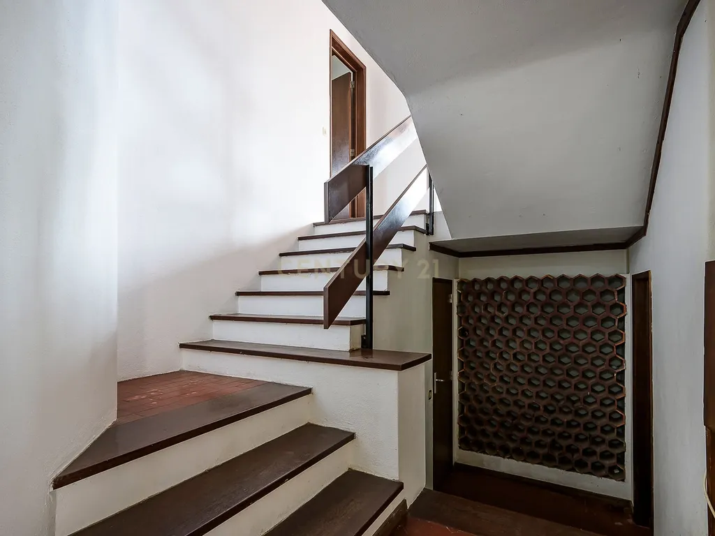 Moradia Contemporânea dos Anos 70 em Brancanes, Setúbal - Image 22