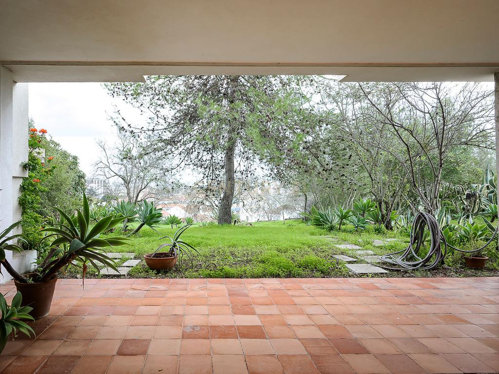 Moradia Contemporânea dos Anos 70 em Brancanes, Setúbal - Image 15