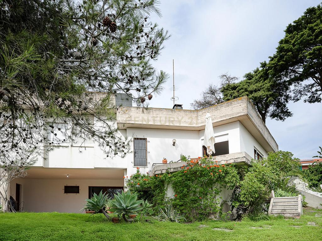 Moradia Contemporânea dos Anos 70 em Brancanes, Setúbal - Image 1