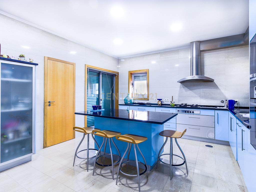 Moradia Isolada T4, com 3 Suites - EXCLUSIVO - sita no Castelo da Maia - Image 7
