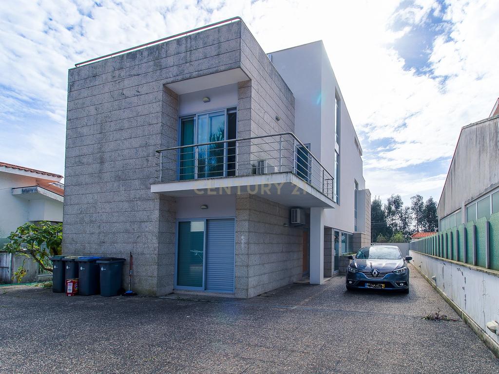 Moradia Isolada T4, com 3 Suites - EXCLUSIVO - sita no Castelo da Maia - Image 3