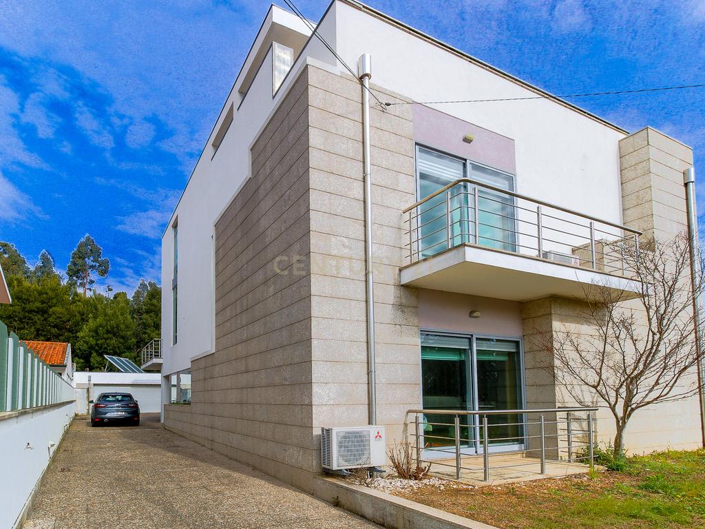 Moradia Isolada T4, com 3 Suites - EXCLUSIVO - sita no Castelo da Maia - Image 2