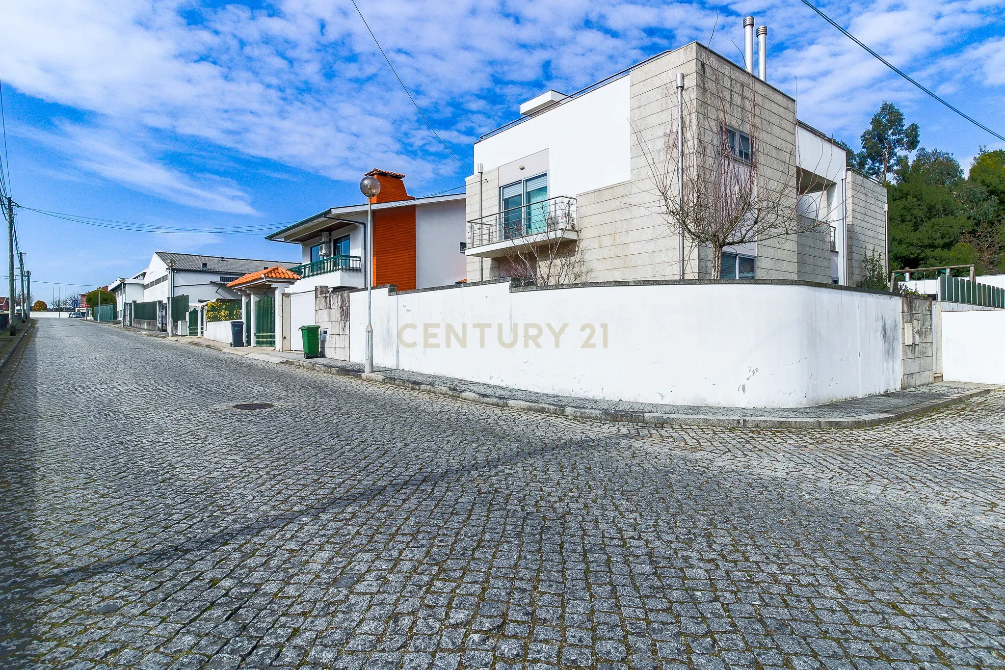 Moradia Isolada T4, com 3 Suites - EXCLUSIVO - sita no Castelo da Maia - Image 1