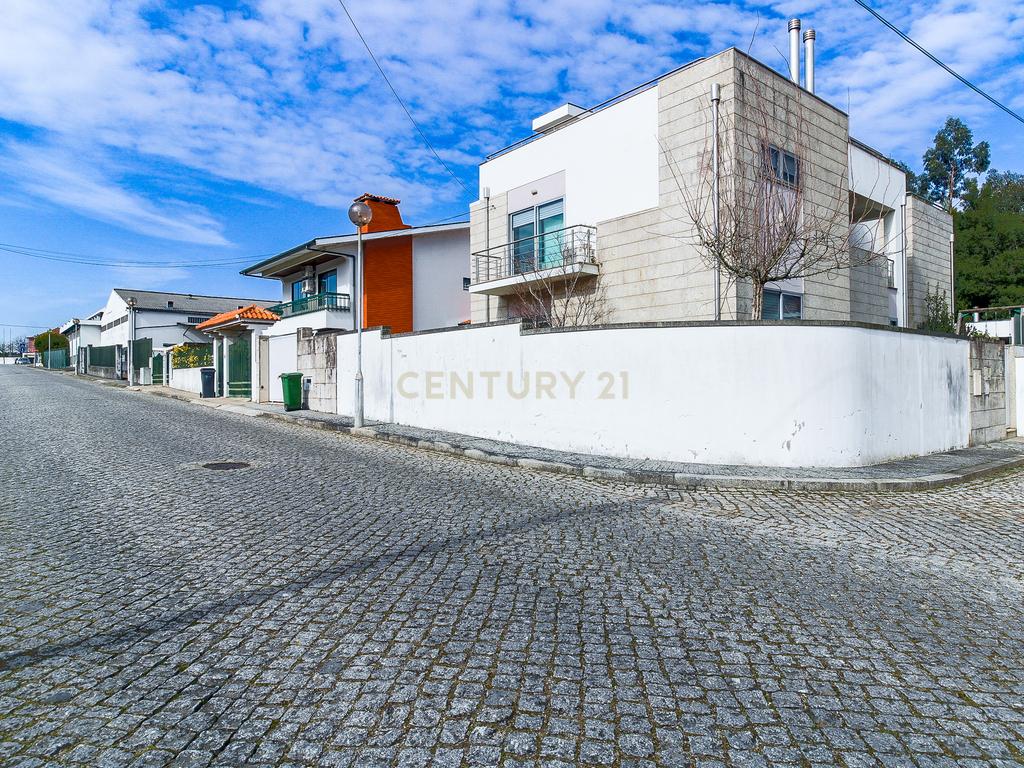 Moradia Isolada T4, com 3 Suites - EXCLUSIVO - sita no Castelo da Maia - Image 1
