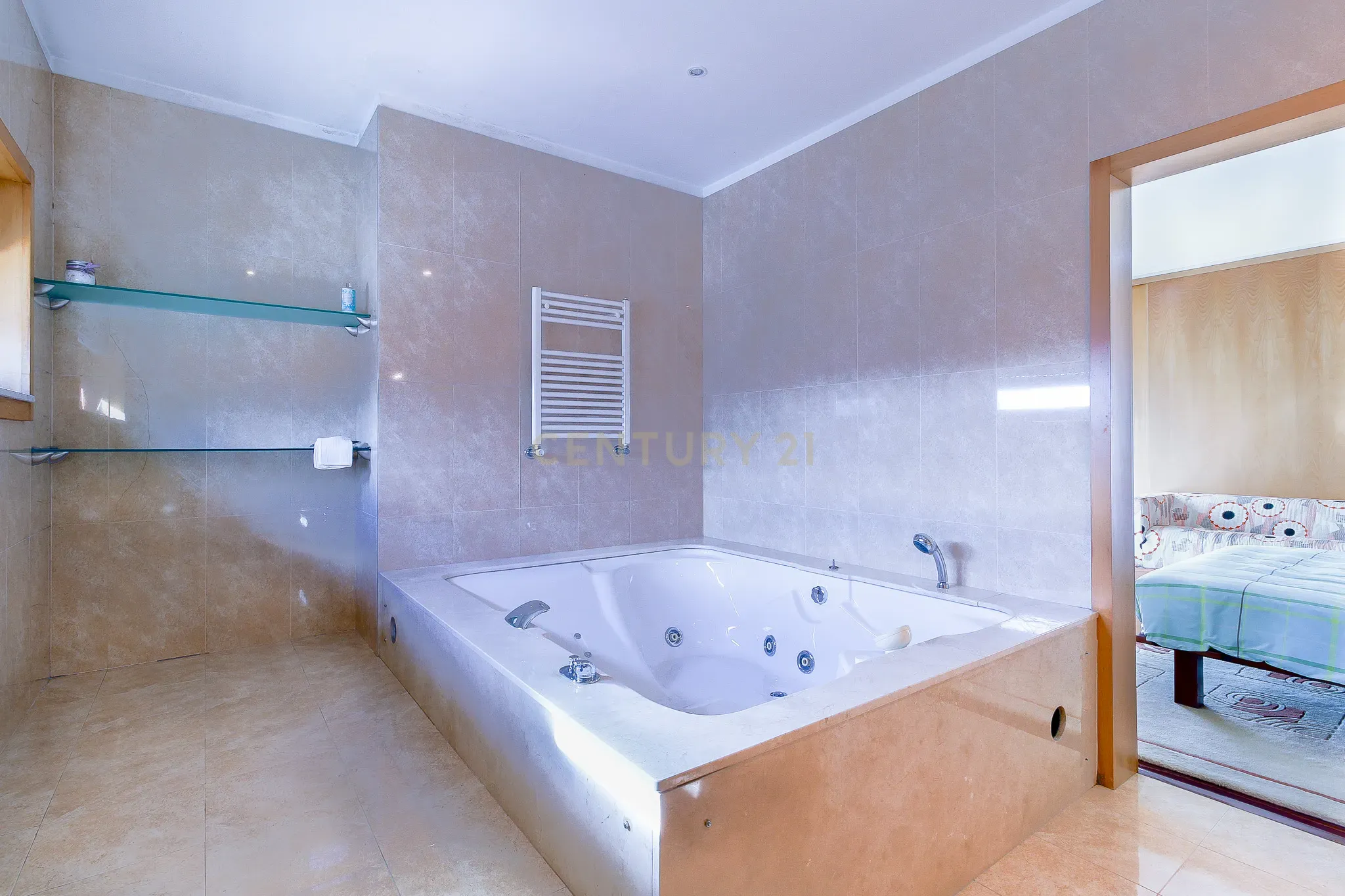 Moradia Isolada T4, com 3 Suites - EXCLUSIVO - sita no Castelo da Maia - Image 16