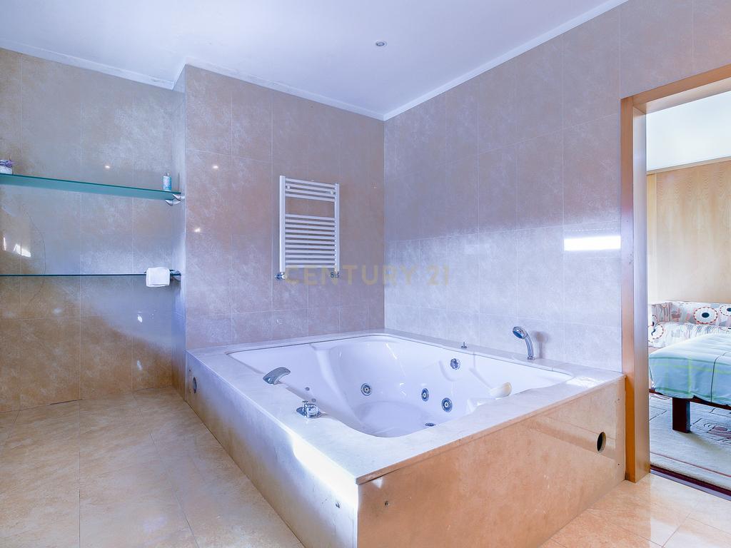Moradia Isolada T4, com 3 Suites - EXCLUSIVO - sita no Castelo da Maia - Image 16