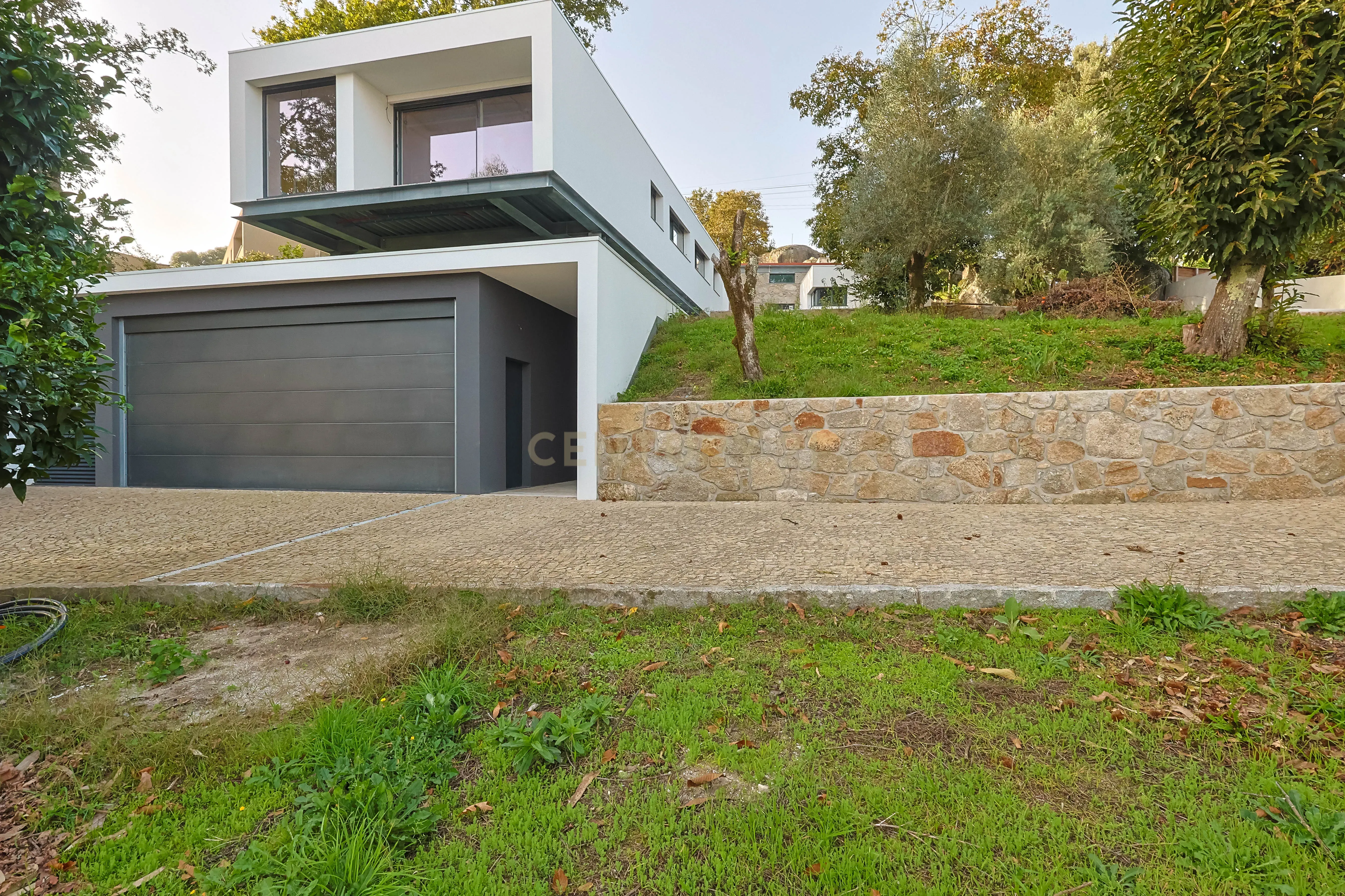 Moradia ímpar 4 frentes em Vila Verde, Braga – Nova Construção - Image 1