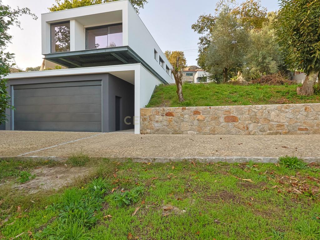 Moradia ímpar 4 frentes em Vila Verde, Braga – Nova Construção - Image 1