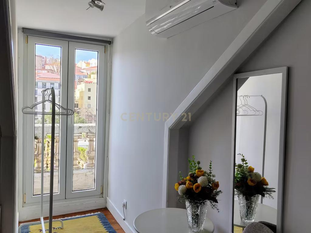 Apartamento T2 à venda na Rua da Mouraria - Image 16