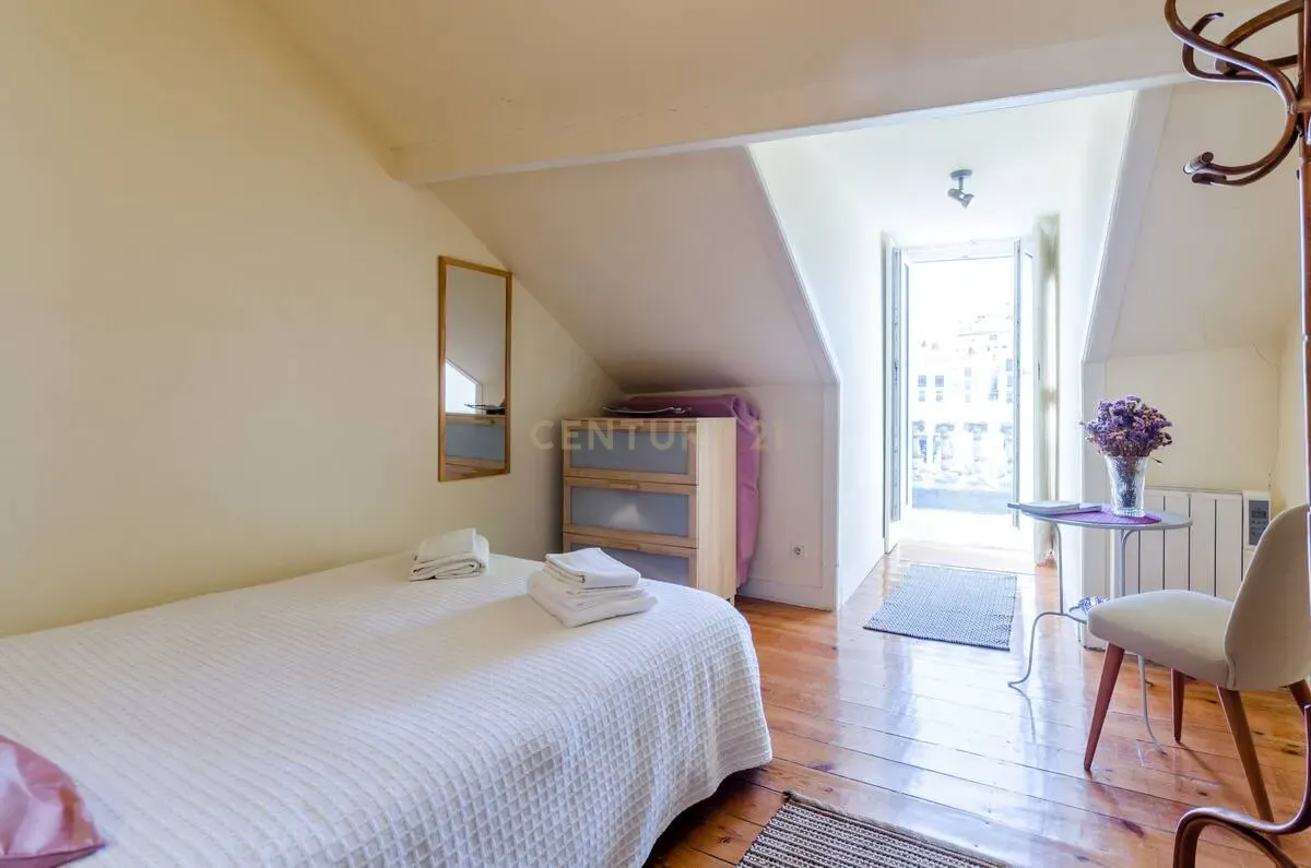 Apartamento T2 à venda na Rua da Mouraria - Image 9