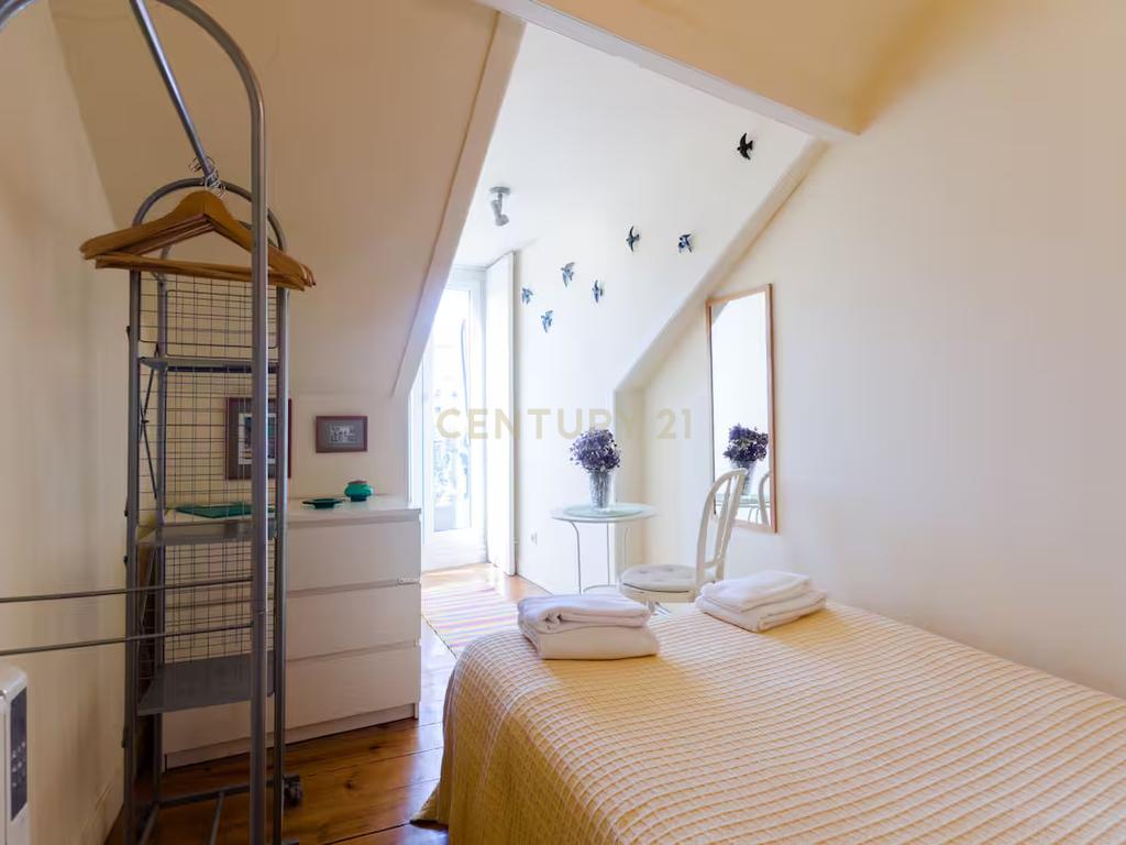 Apartamento T2 à venda na Rua da Mouraria - Image 13