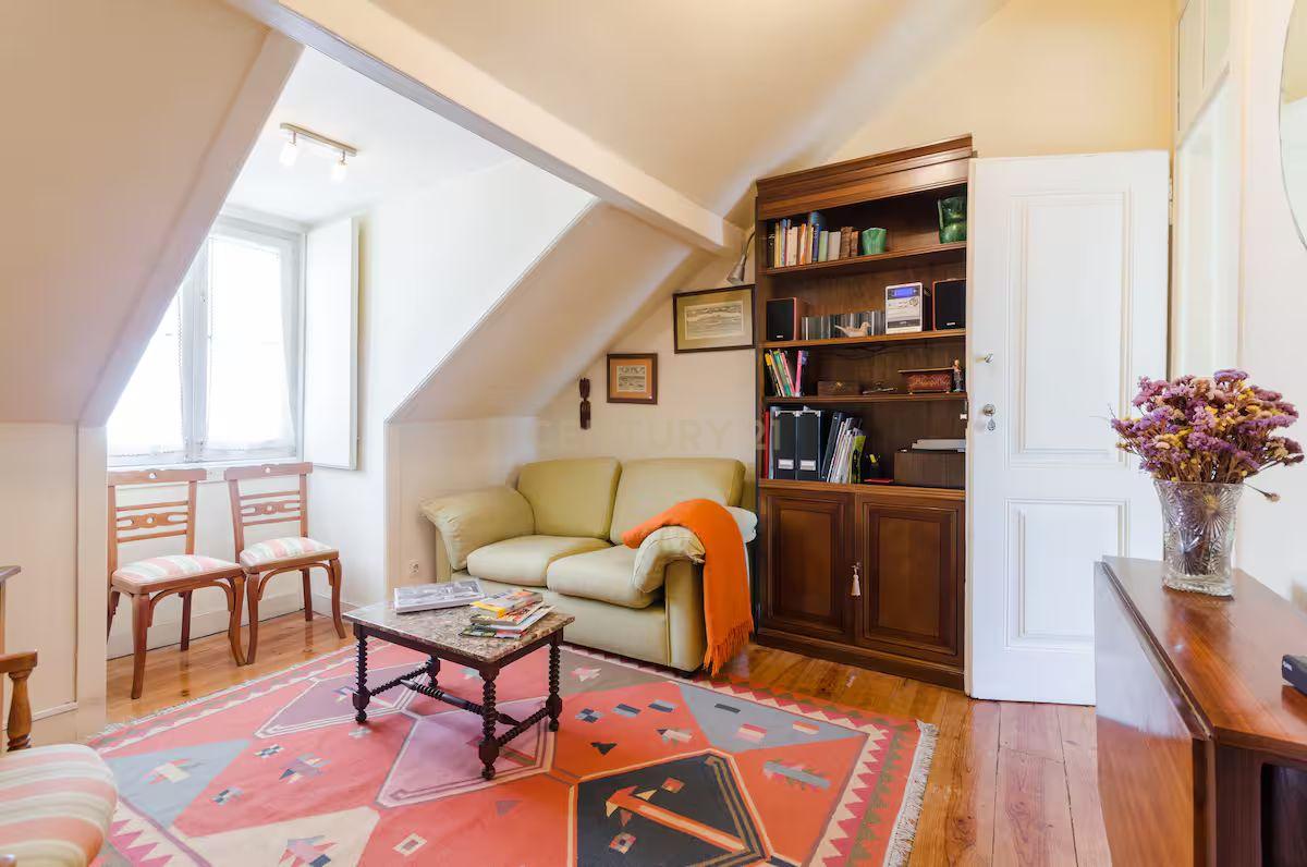 Apartamento T2 à venda na Rua da Mouraria - Image 2