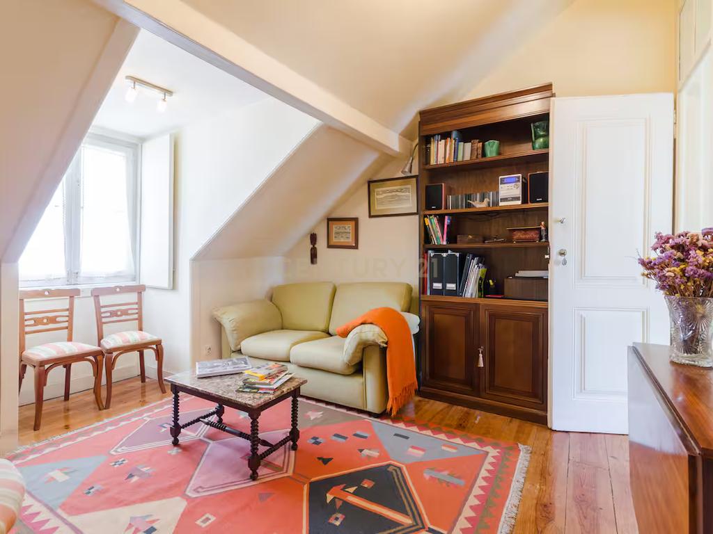 Apartamento T2 à venda na Rua da Mouraria - Image 2