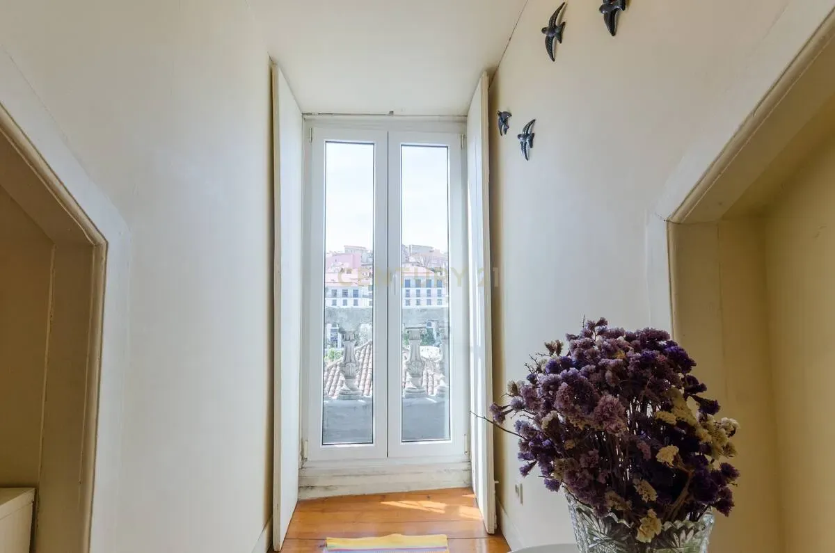 Apartamento T2 à venda na Rua da Mouraria - Image 17