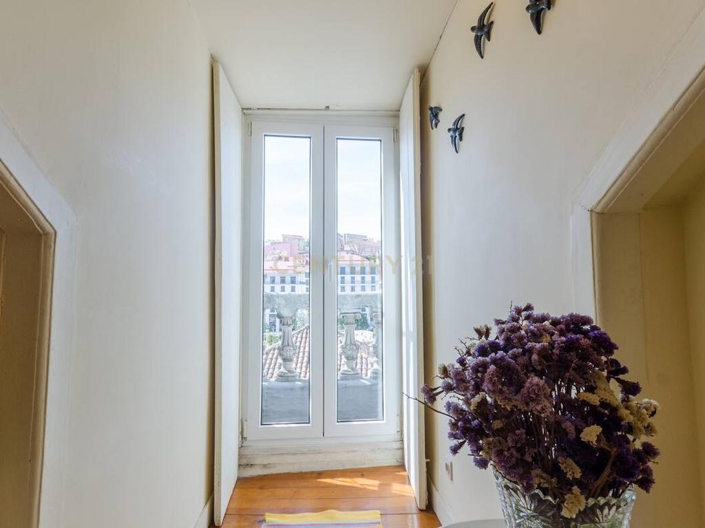 Apartamento T2 à venda na Rua da Mouraria - Image 17