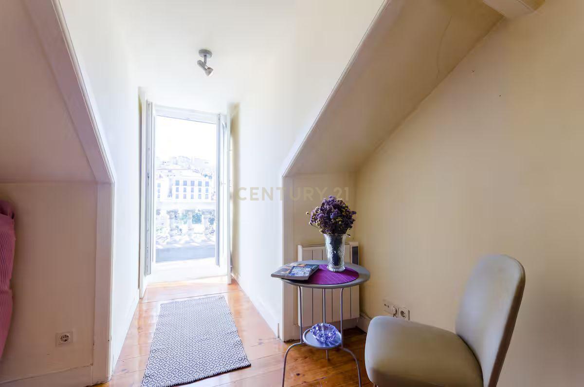 Apartamento T2 à venda na Rua da Mouraria - Image 11