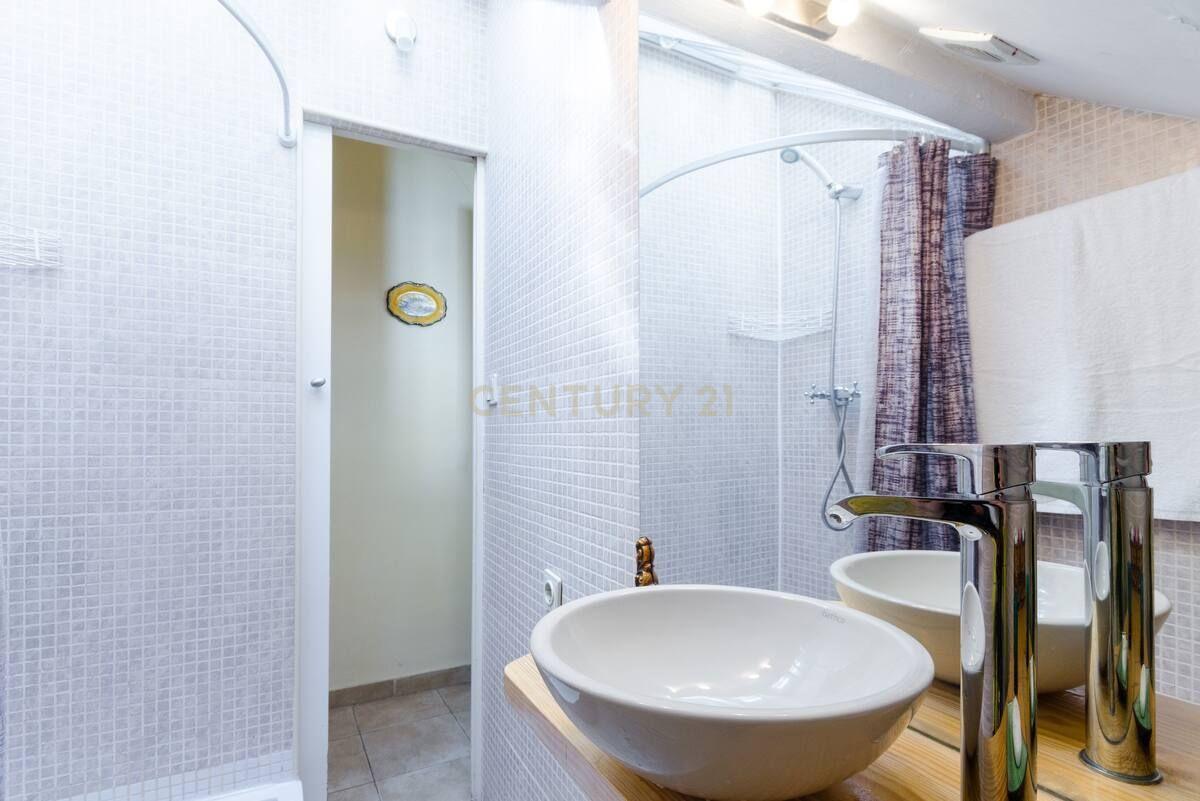 Apartamento T2 à venda na Rua da Mouraria - Image 8