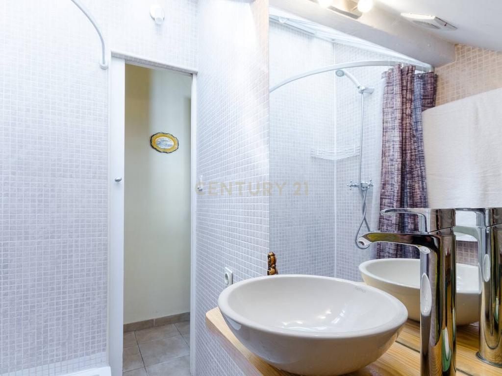 Apartamento T2 à venda na Rua da Mouraria - Image 8