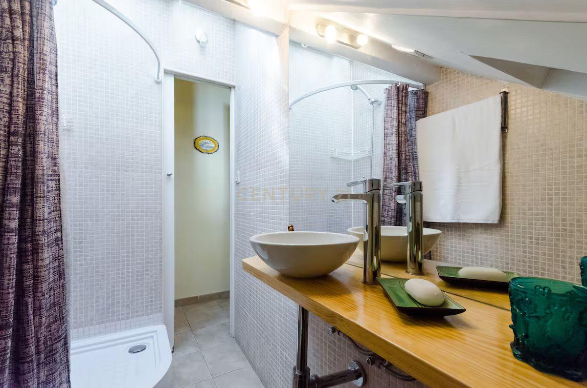 Apartamento T2 à venda na Rua da Mouraria - Image 7