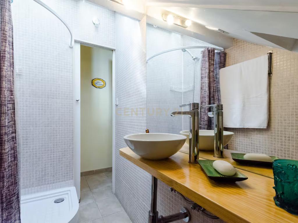 Apartamento T2 à venda na Rua da Mouraria - Image 7