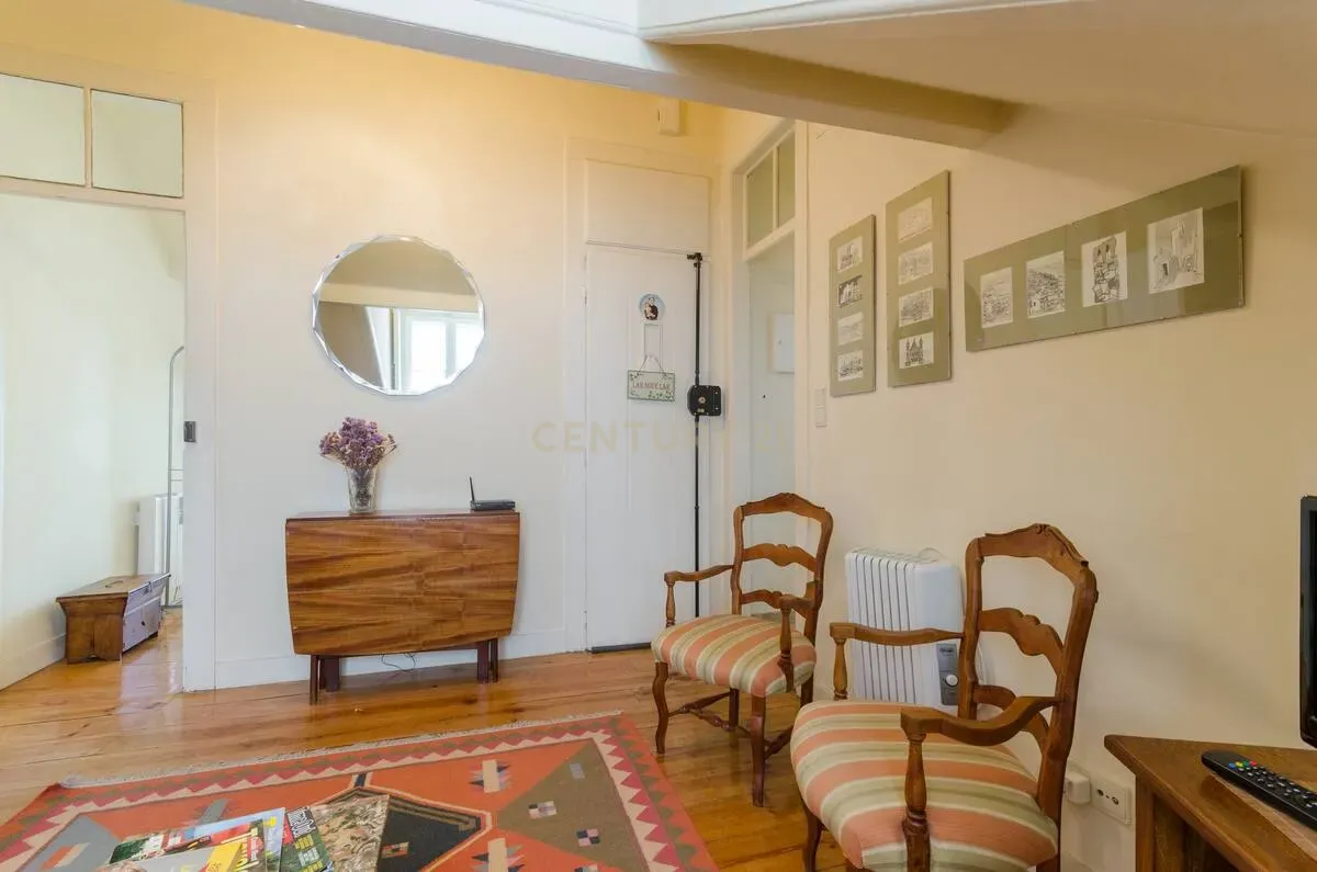 Apartamento T2 à venda na Rua da Mouraria - Image 1