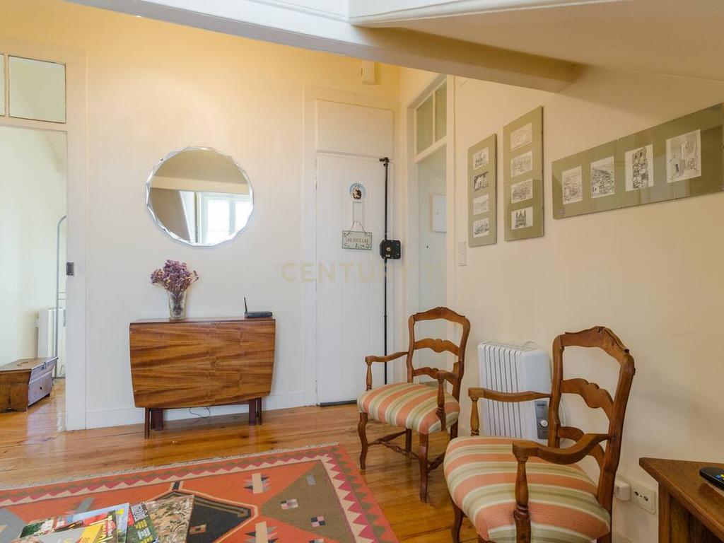 Apartamento T2 à venda na Rua da Mouraria - Image 1