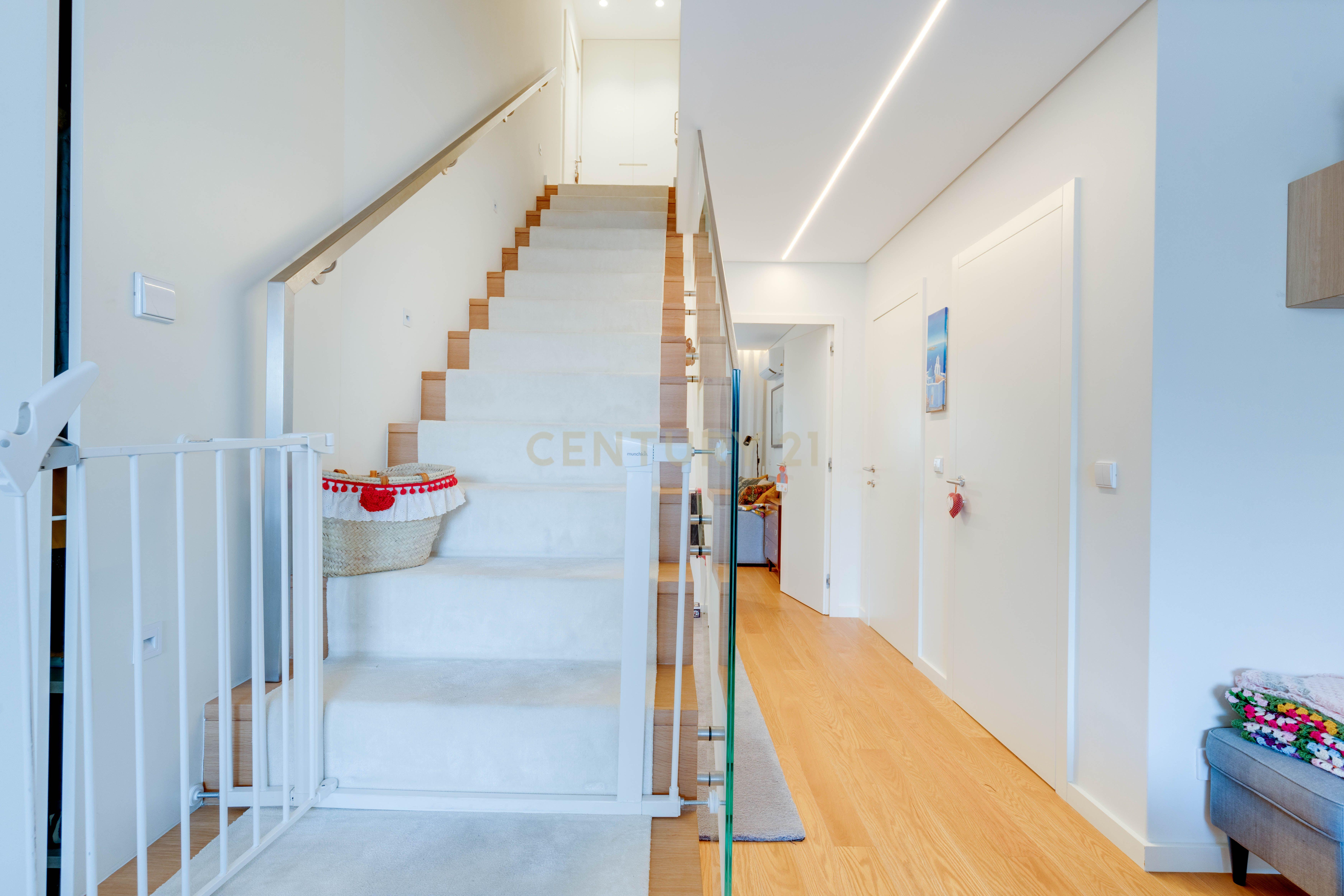 Apartamento T3 Duplex Exclusivo em Espinho – Modernidade e Conforto à Beira-Mar - Image 7