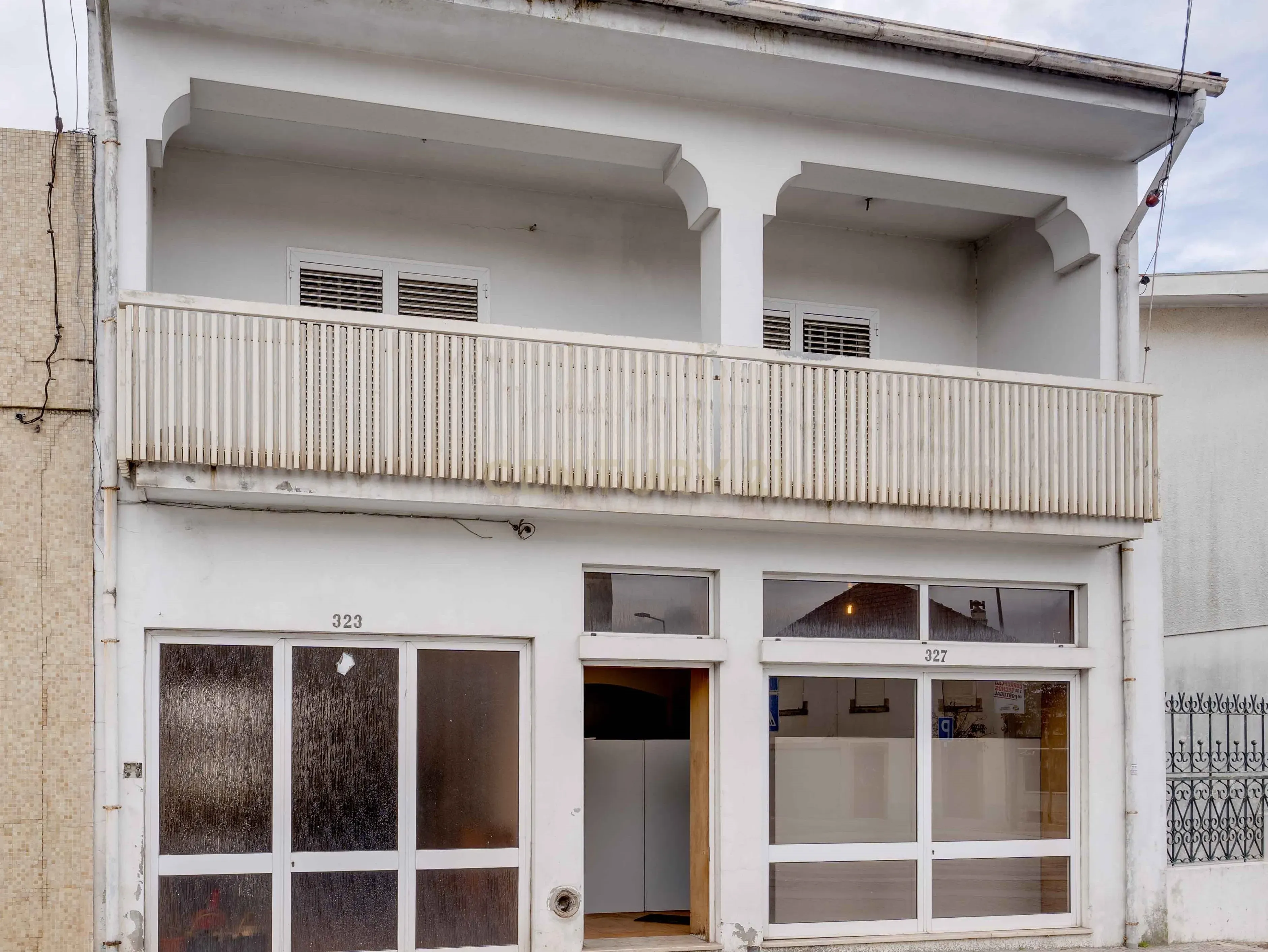 Moradia Inacabada para comércio e habitação ou duas habitações - Image 2