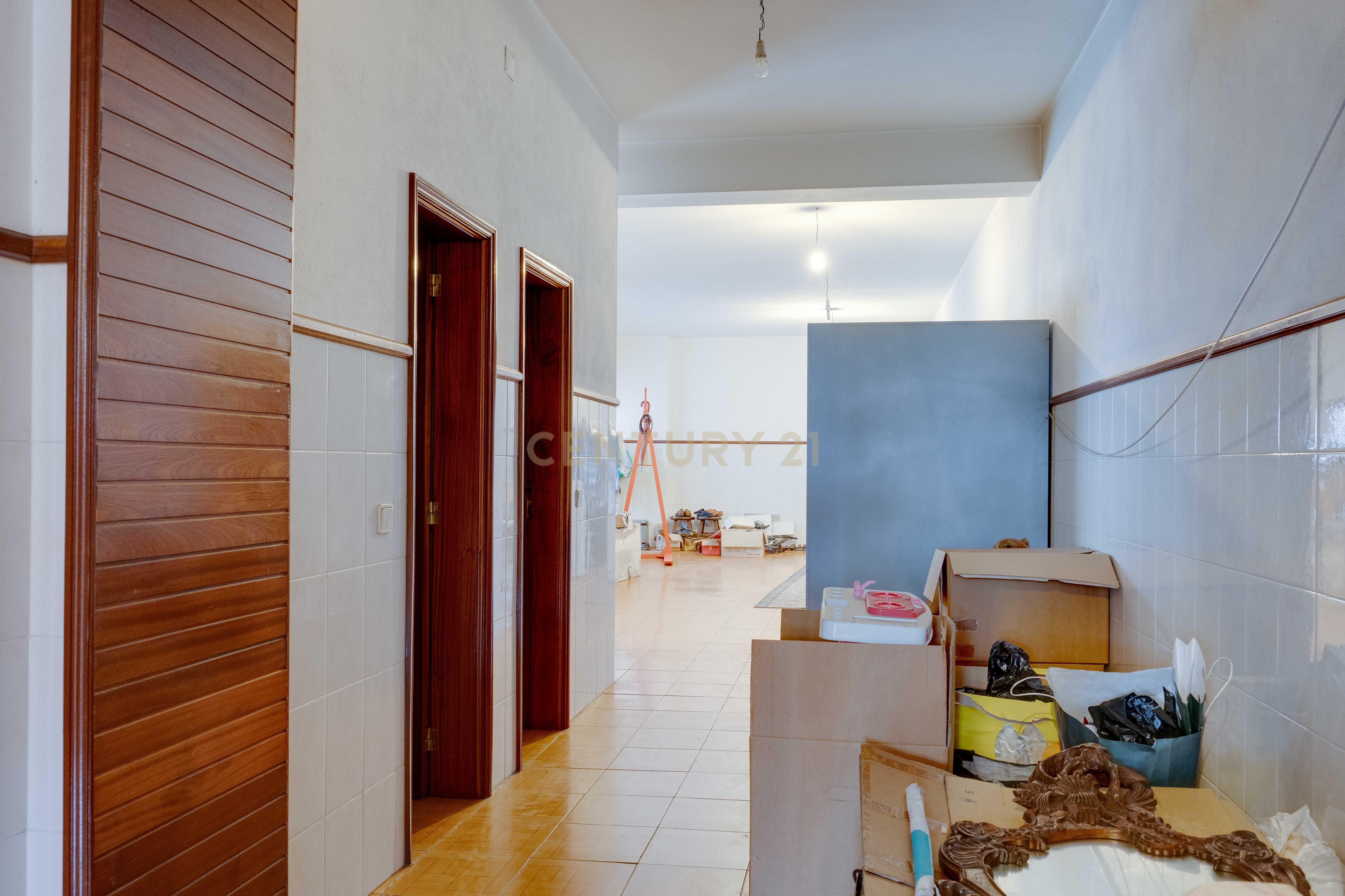 Moradia Inacabada para comércio e habitação ou duas habitações - Image 12