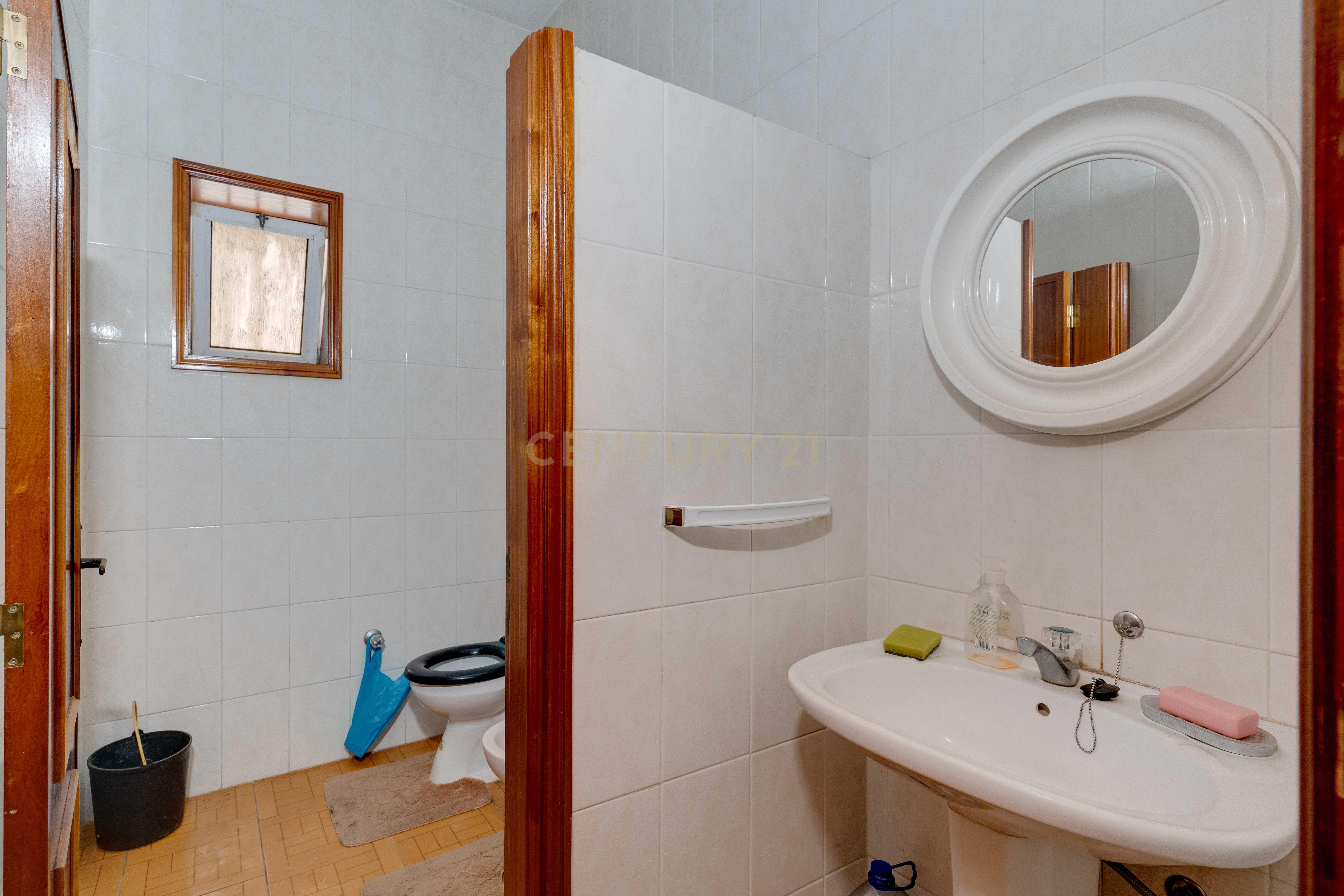 Moradia Inacabada para comércio e habitação ou duas habitações - Image 13