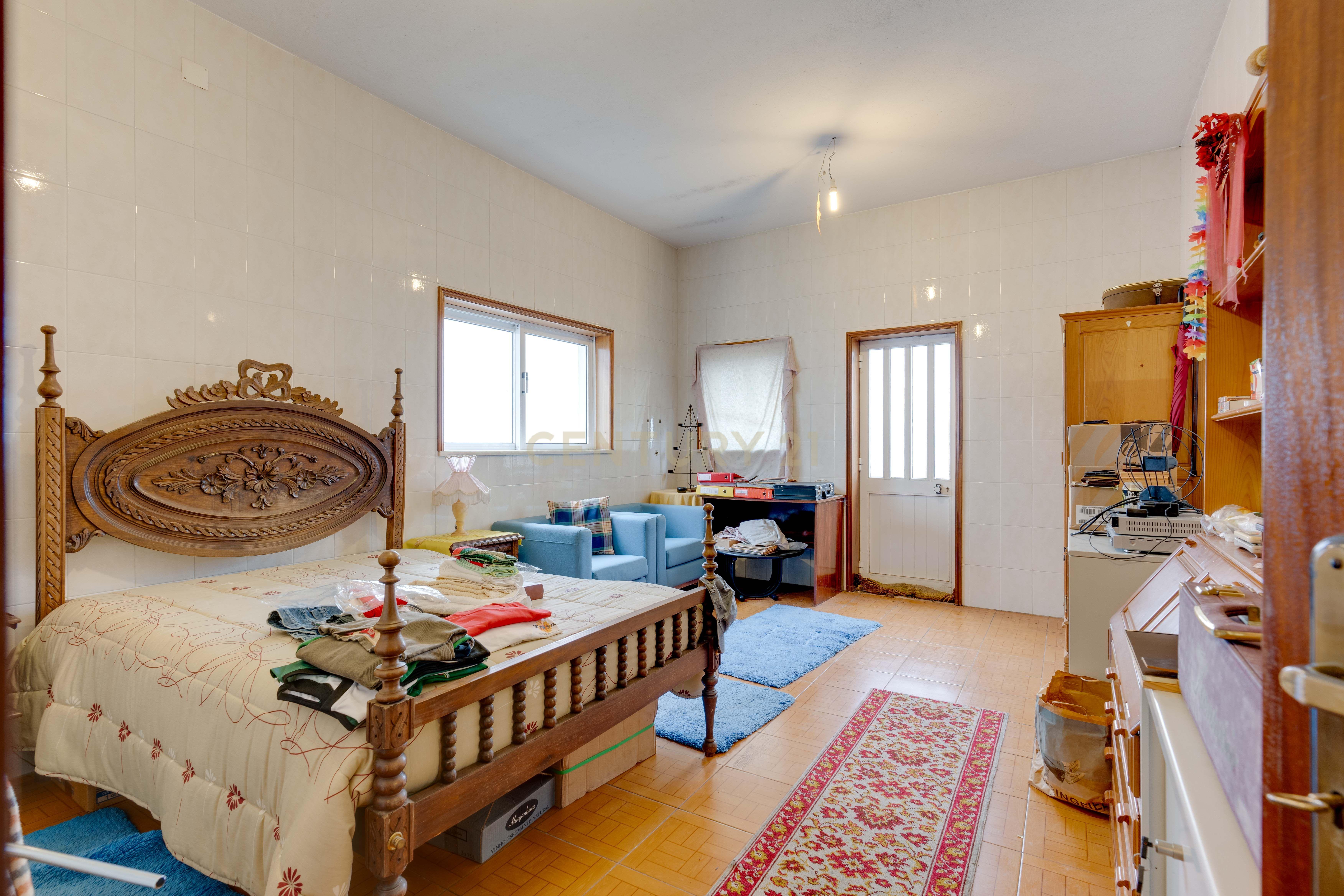 Moradia Inacabada para comércio e habitação ou duas habitações - Image 17
