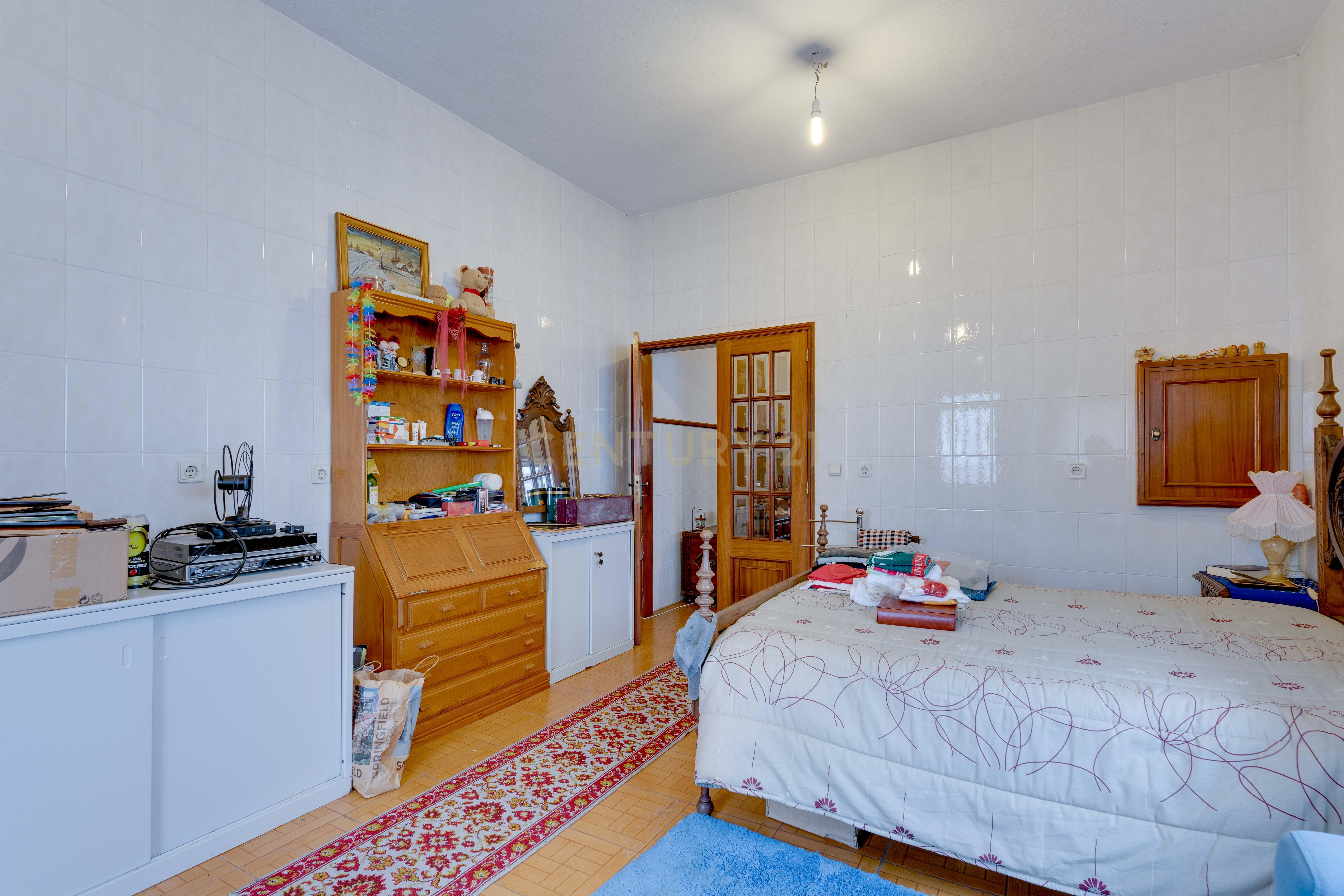 Moradia Inacabada para comércio e habitação ou duas habitações - Image 16