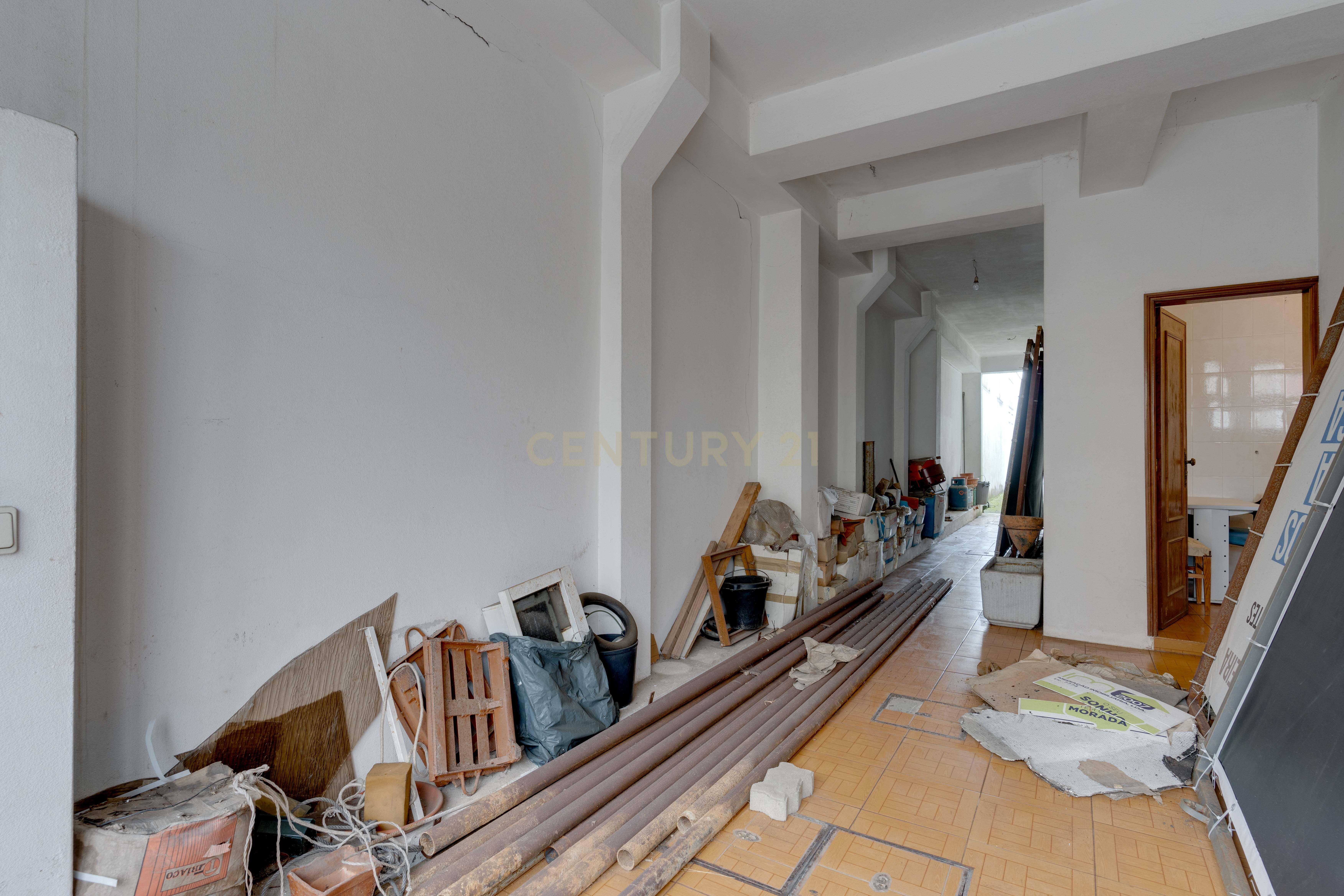 Moradia Inacabada para comércio e habitação ou duas habitações - Image 41