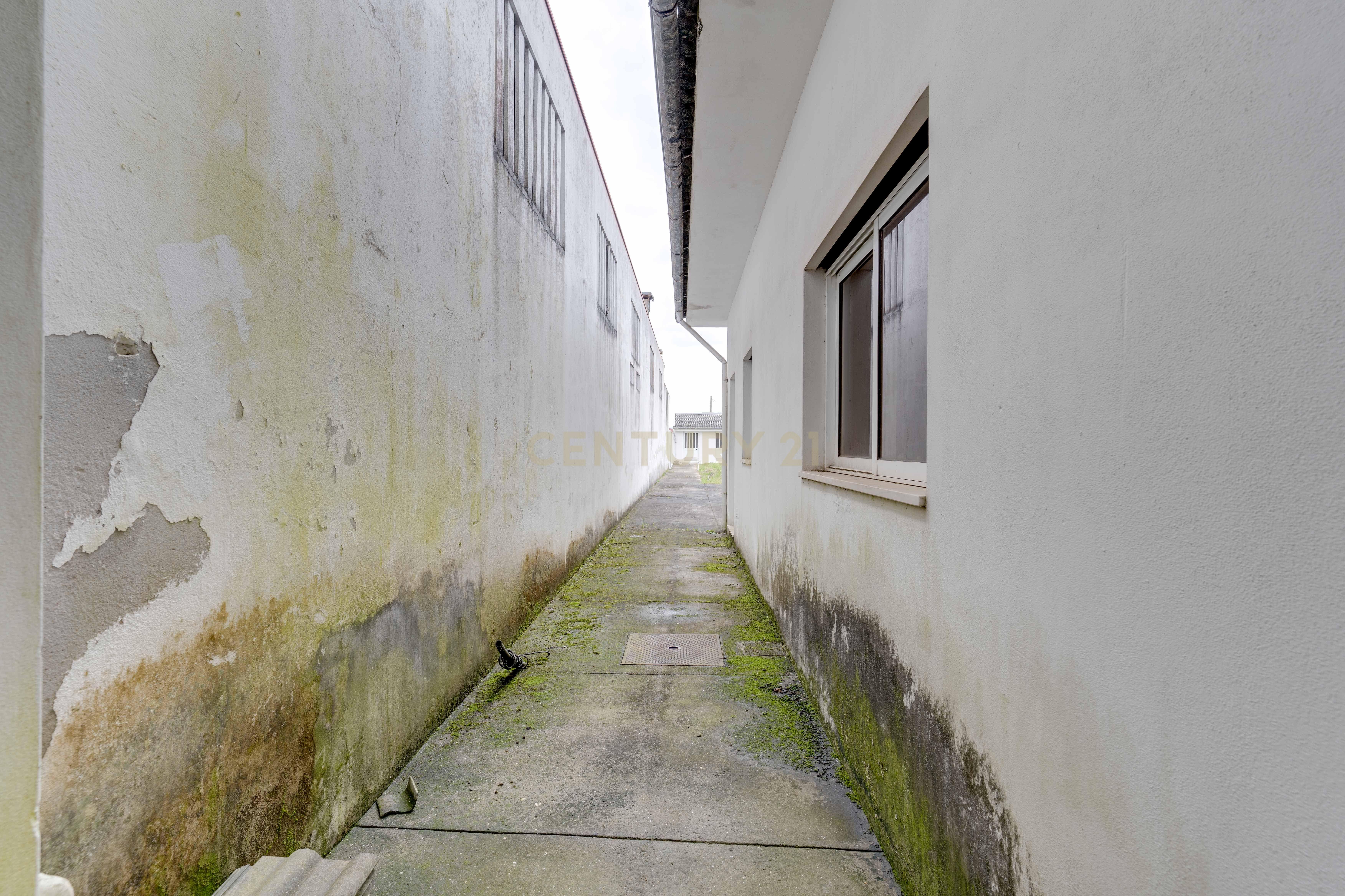 Moradia Inacabada para comércio e habitação ou duas habitações - Image 21