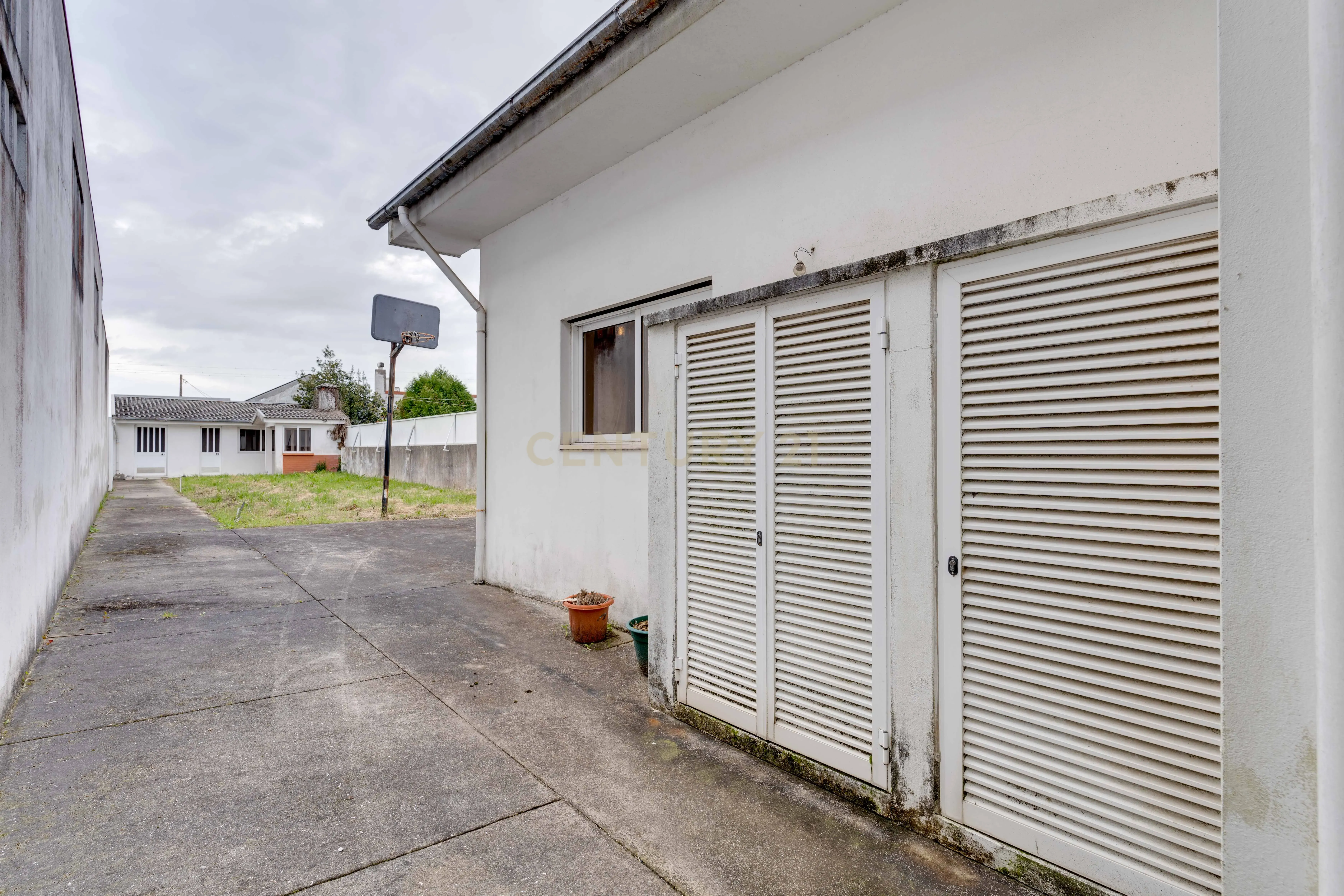 Moradia Inacabada para comércio e habitação ou duas habitações - Image 19