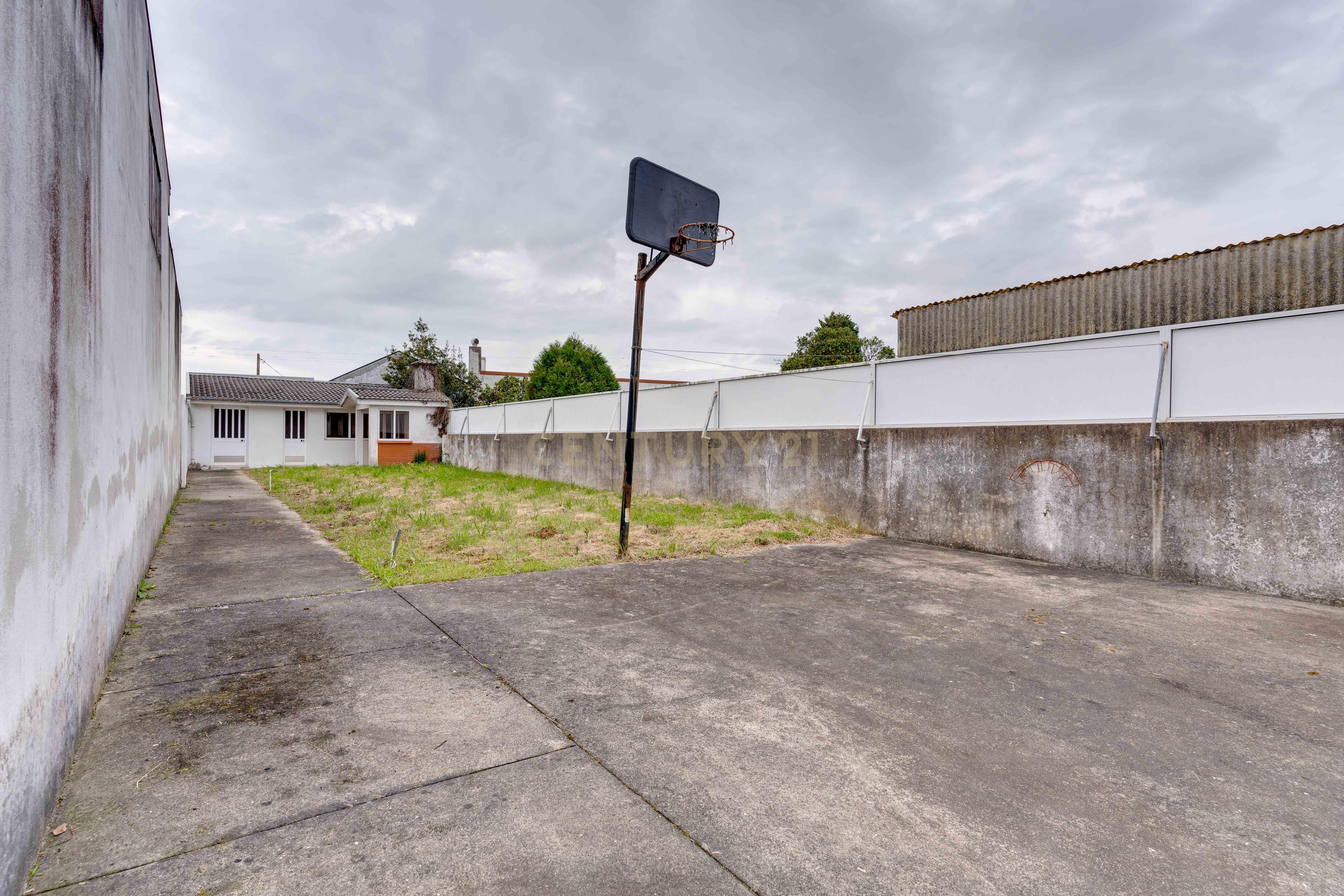 Moradia Inacabada para comércio e habitação ou duas habitações - Image 22