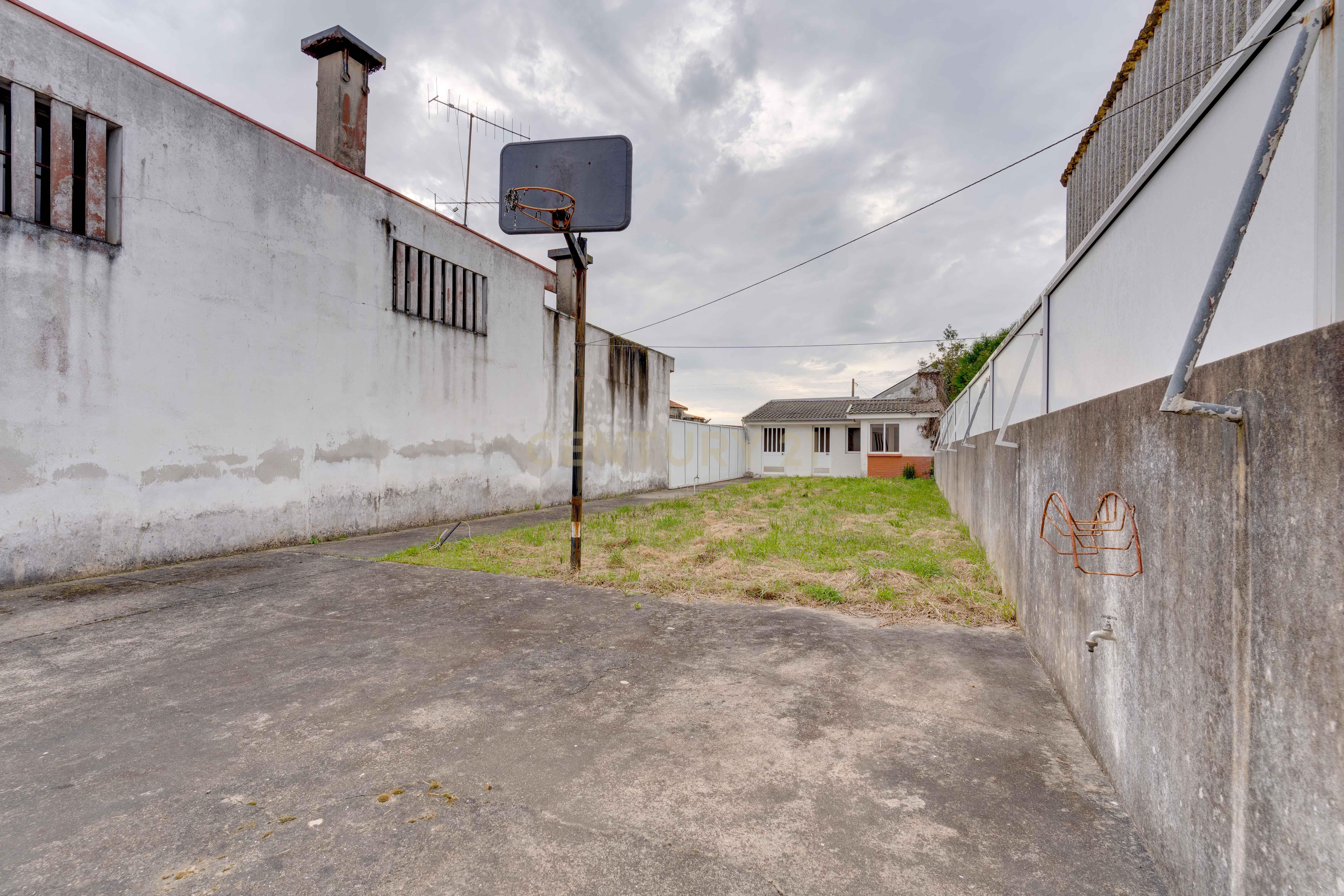 Moradia Inacabada para comércio e habitação ou duas habitações - Image 20
