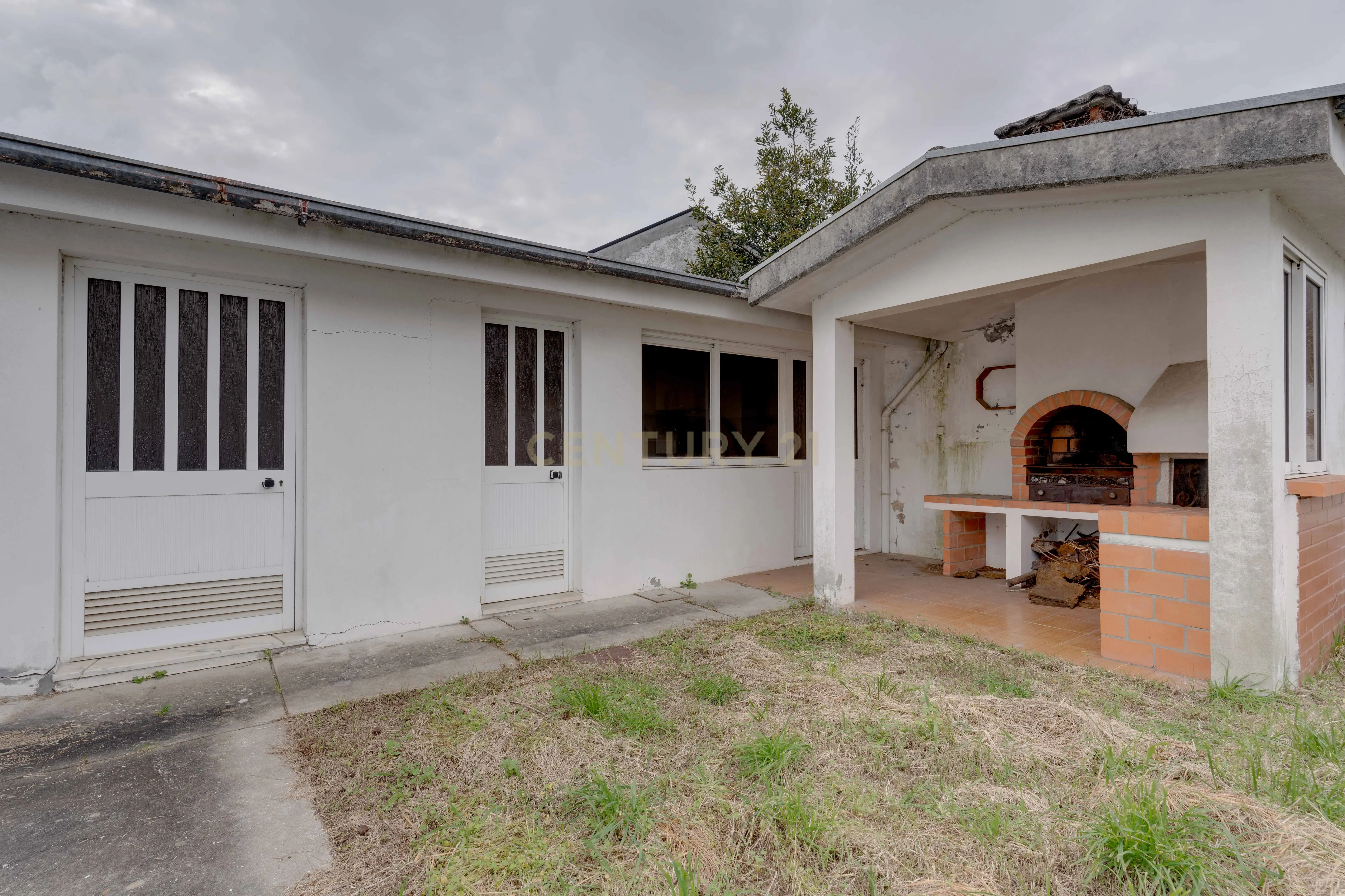 Moradia Inacabada para comércio e habitação ou duas habitações - Image 23