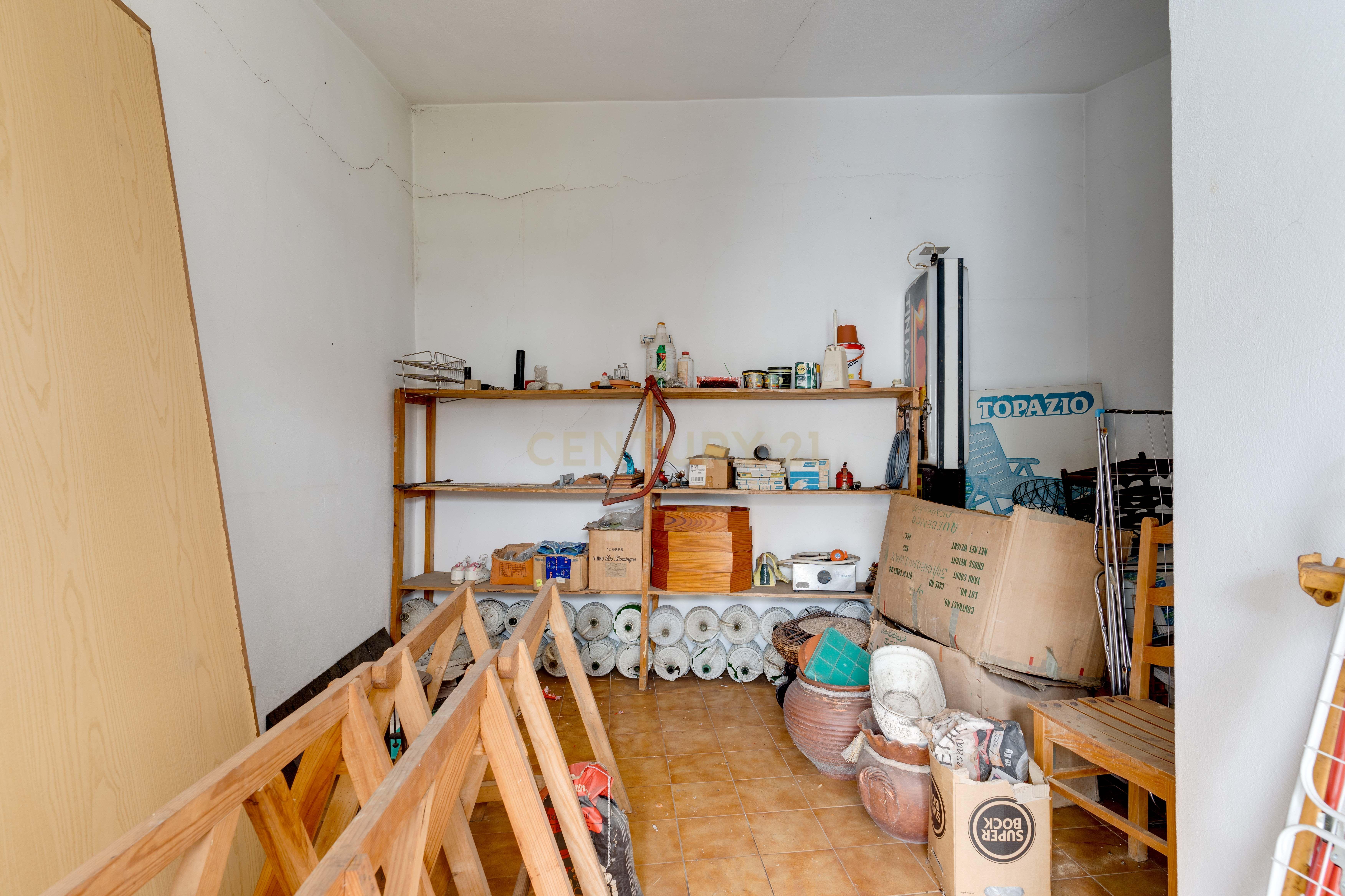Moradia Inacabada para comércio e habitação ou duas habitações - Image 24
